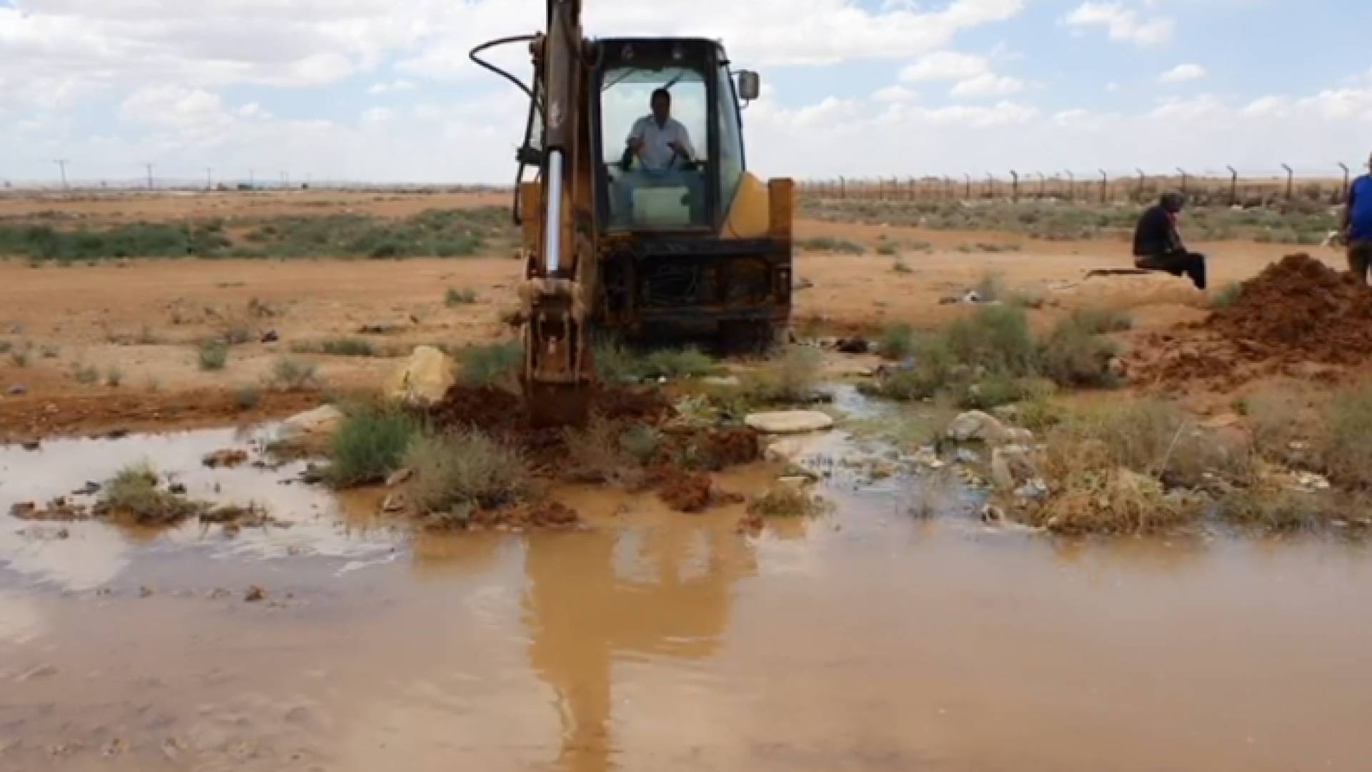 خلال تصليح كسر في خط المياه