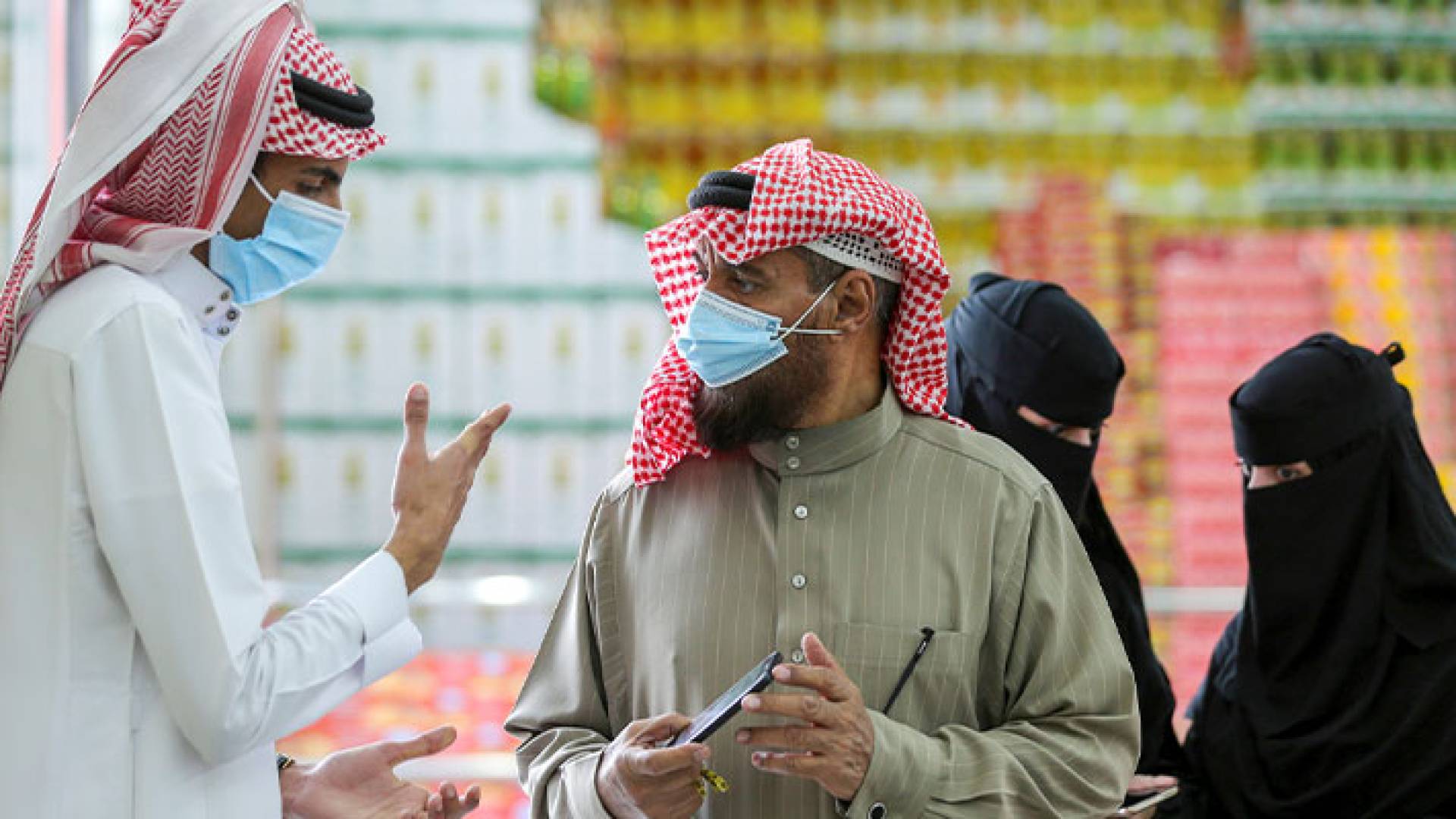 مواطنون سعوديون يرتدون الكمامات في أثناء جائحة كورونا في البلاد