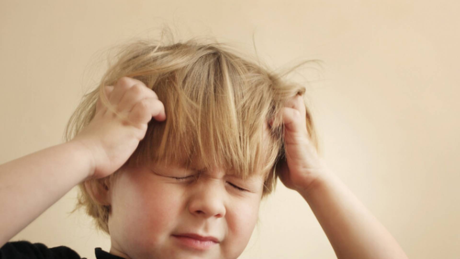 طفل يعاني من الصداع