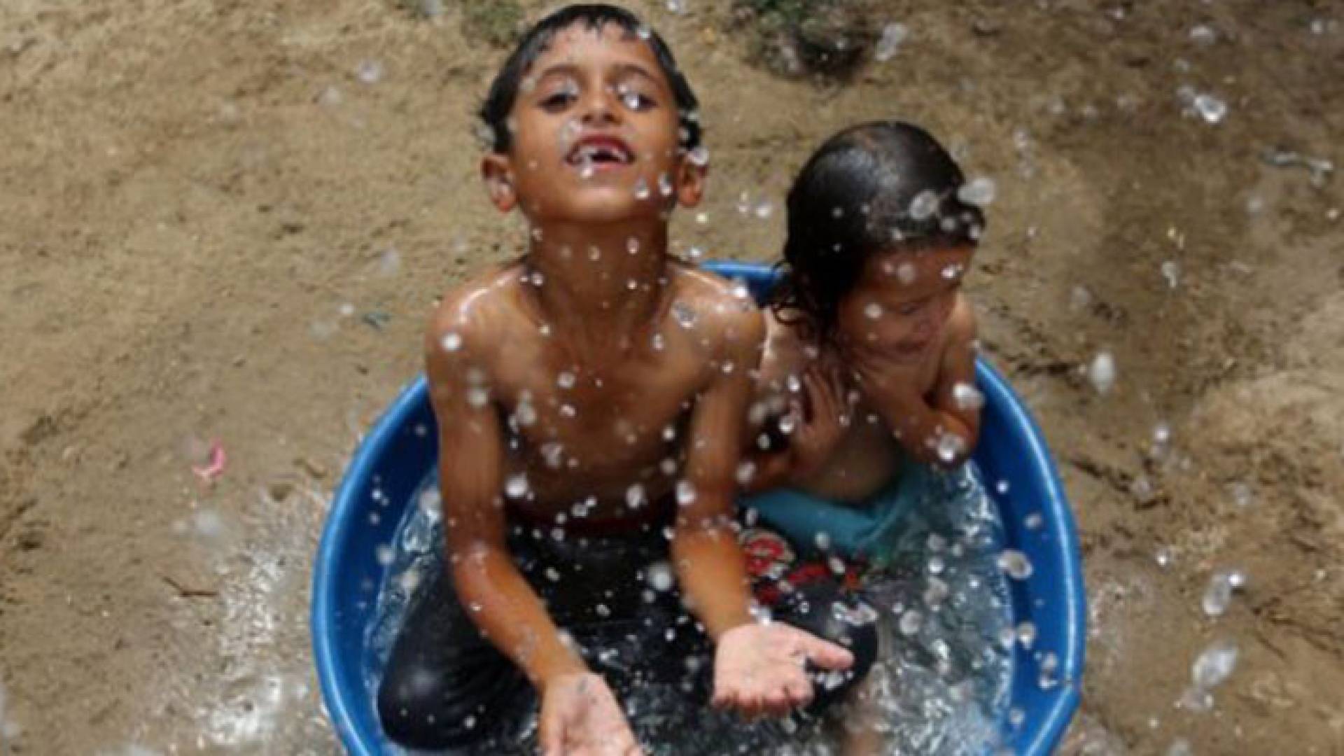 اطفال يلعبون بالماء