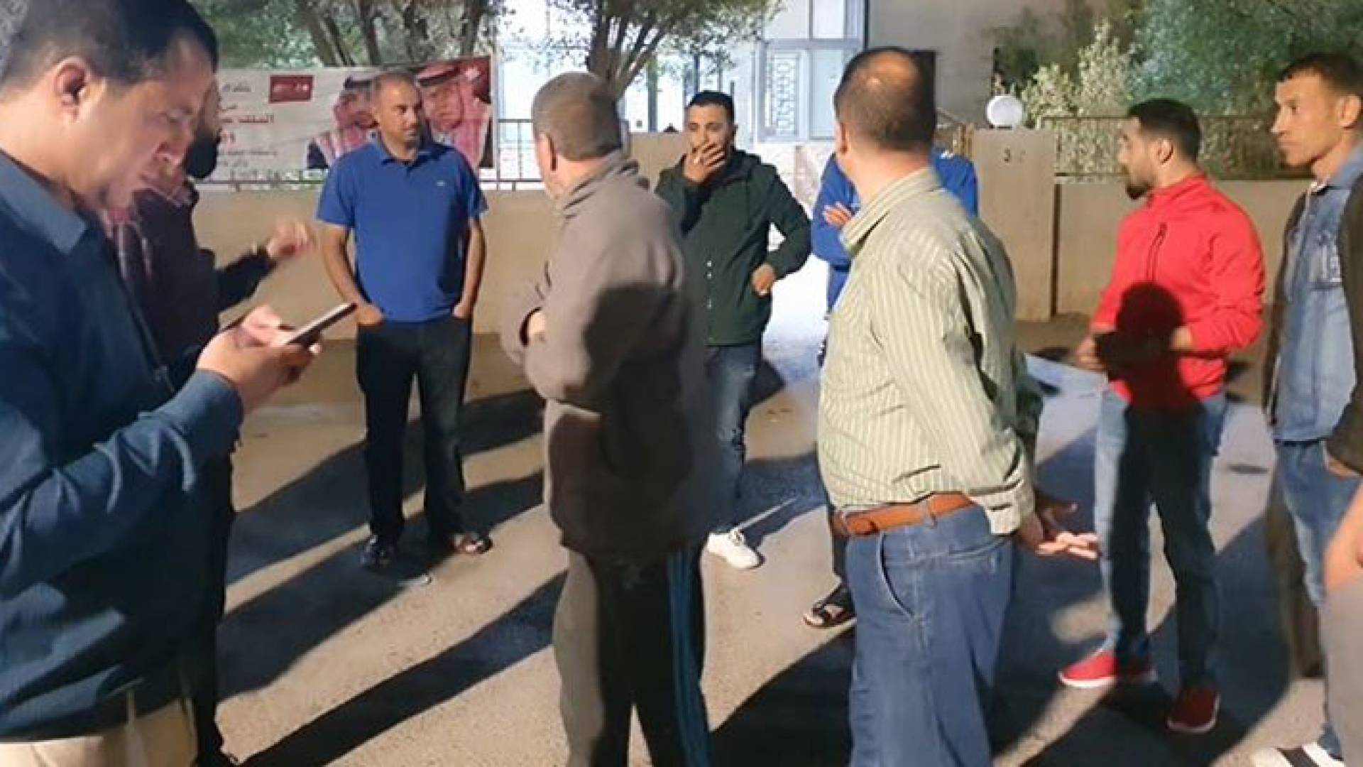 عدد من أهالي منطقة ضاحية الملك عبدالله في المفرق ينفذون وفقة احتجاجية مساء الثلاثاء أمام ادارة مياه المفرق