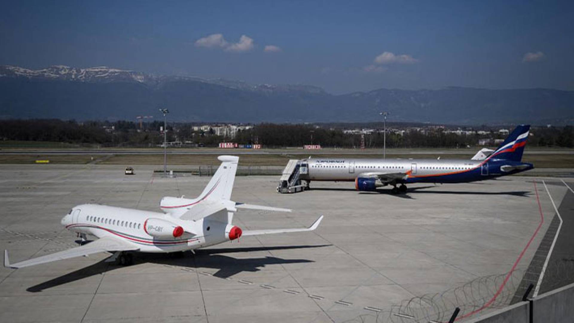 طائرات مدنية في مطار زيوريخ