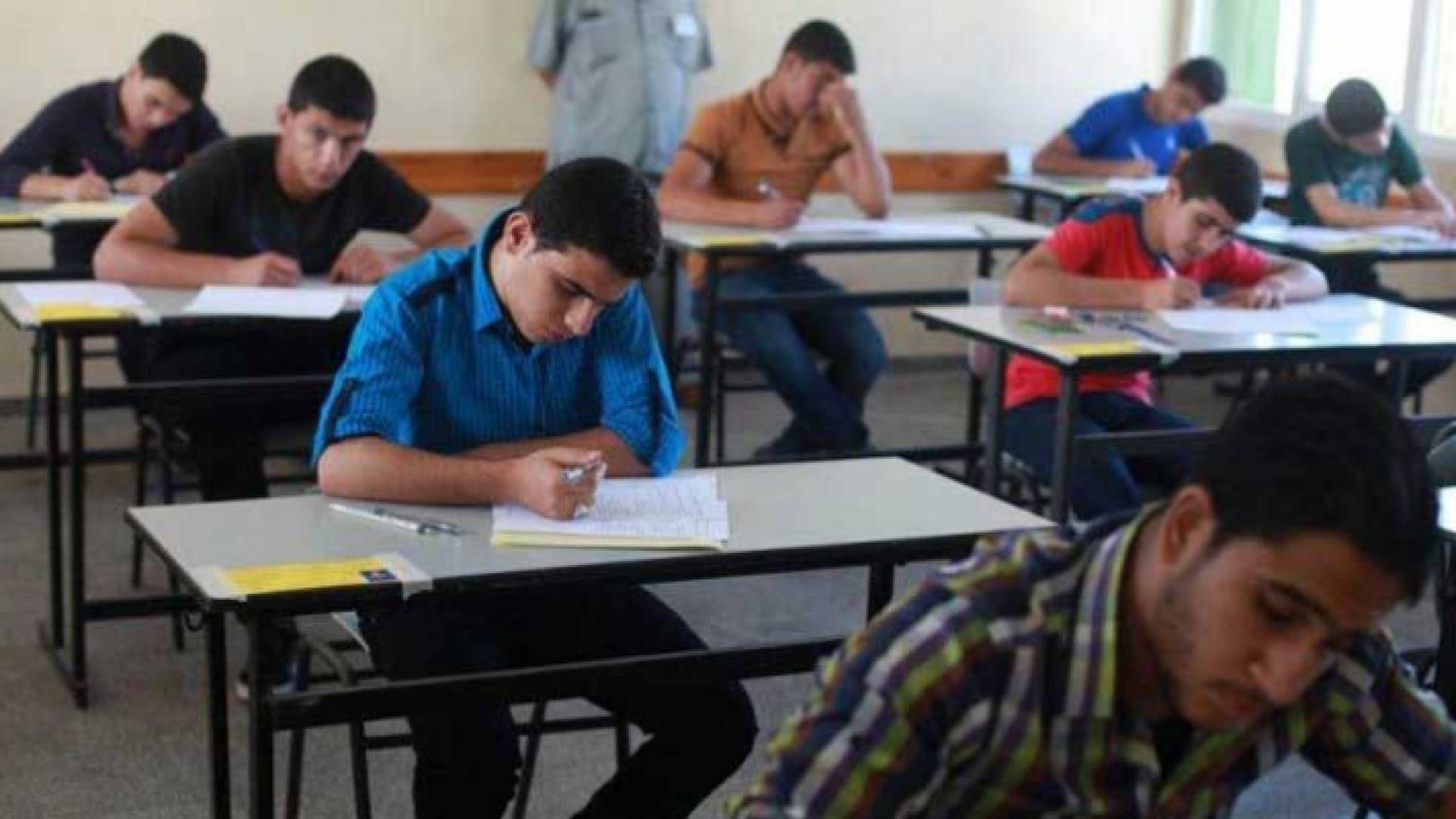 طلبة توجيهي يؤدون أحد الاختبارات