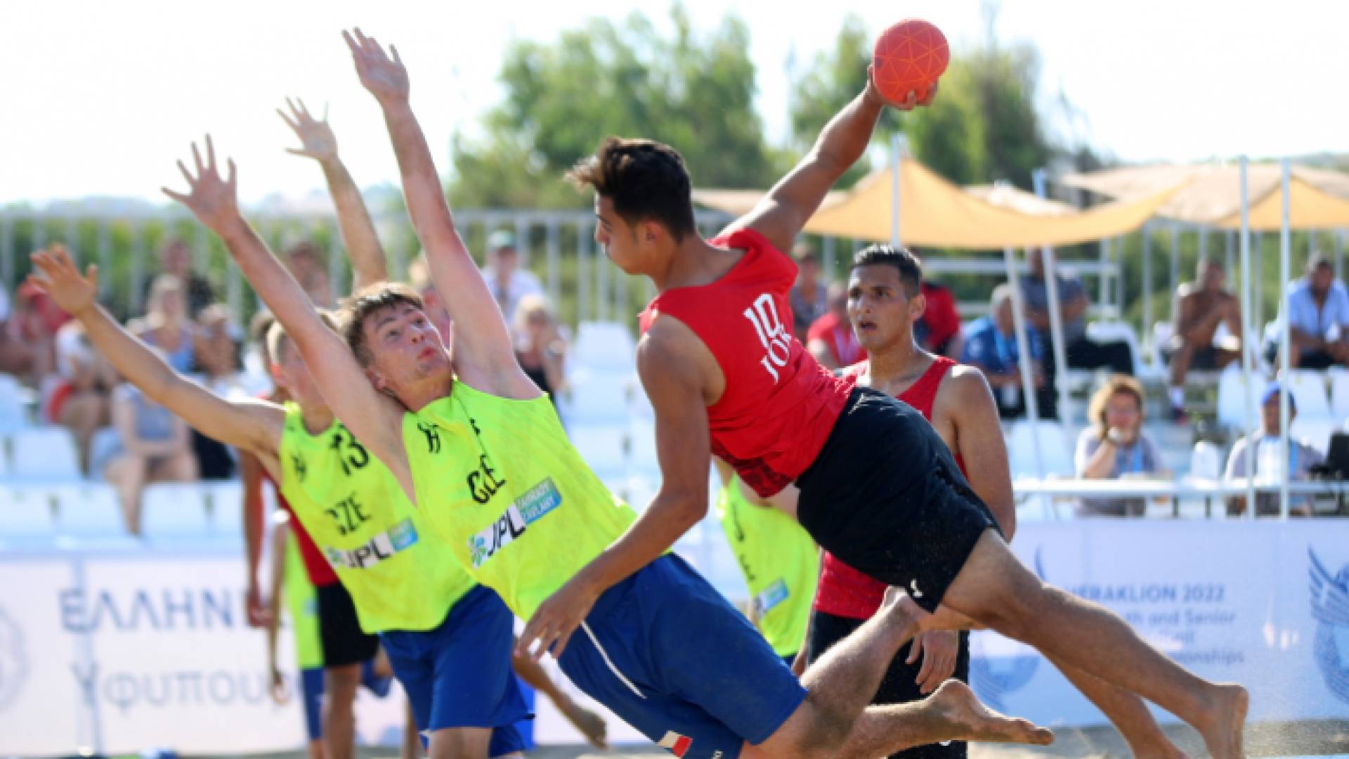 صورة من مباراة المنتخب الوطني لكرة اليد الشاطئية مع نظيره التشيكي في بطولة العالم للناشئين