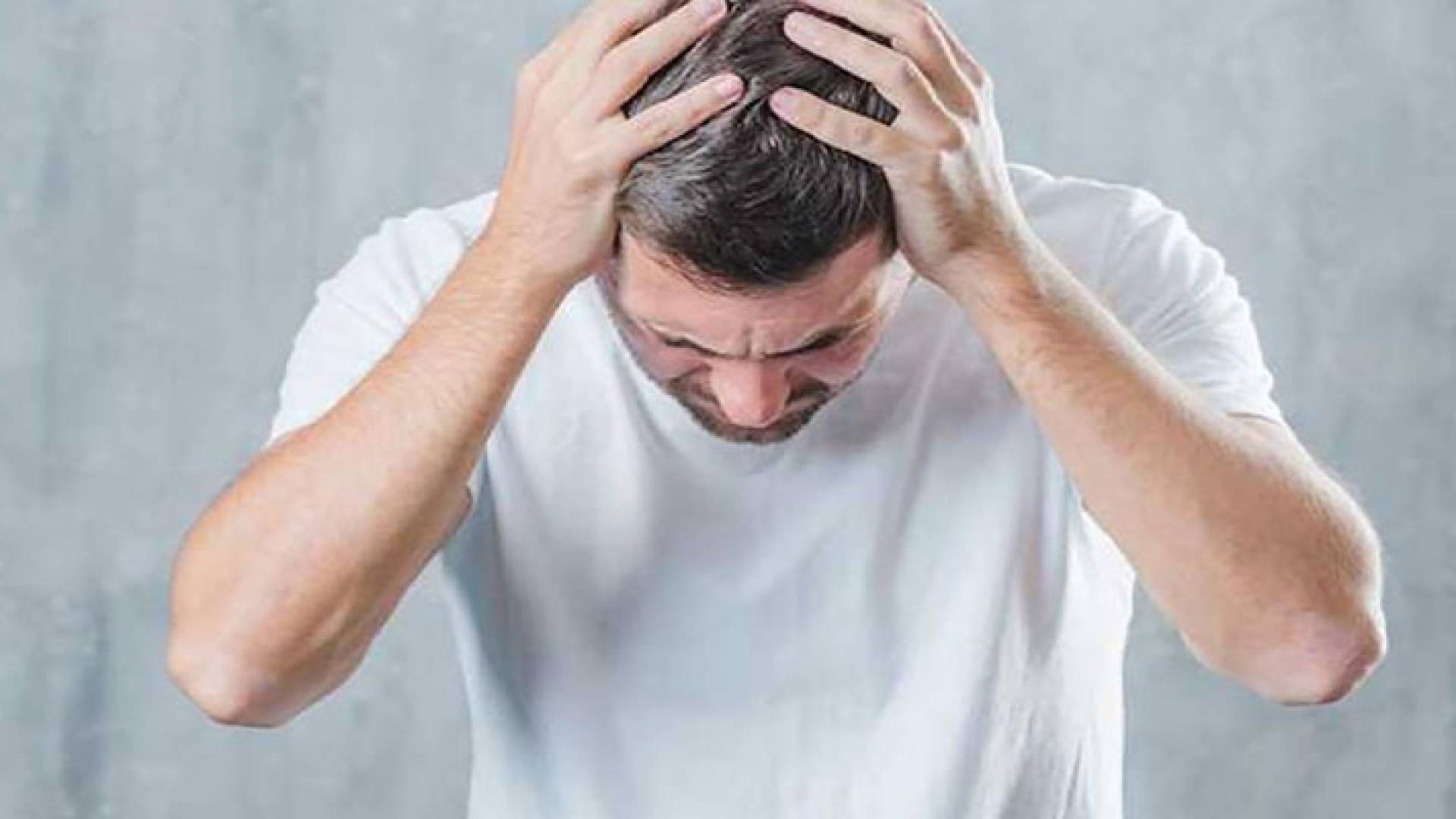 شخص يمسك رأسه