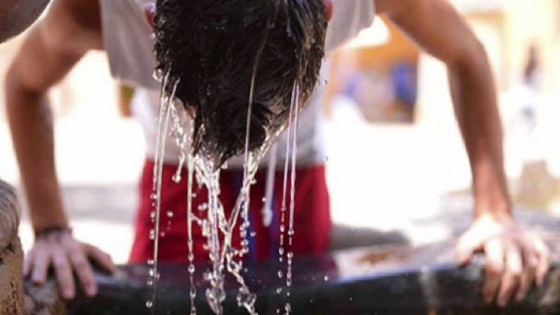 طفل يلهو بالماء