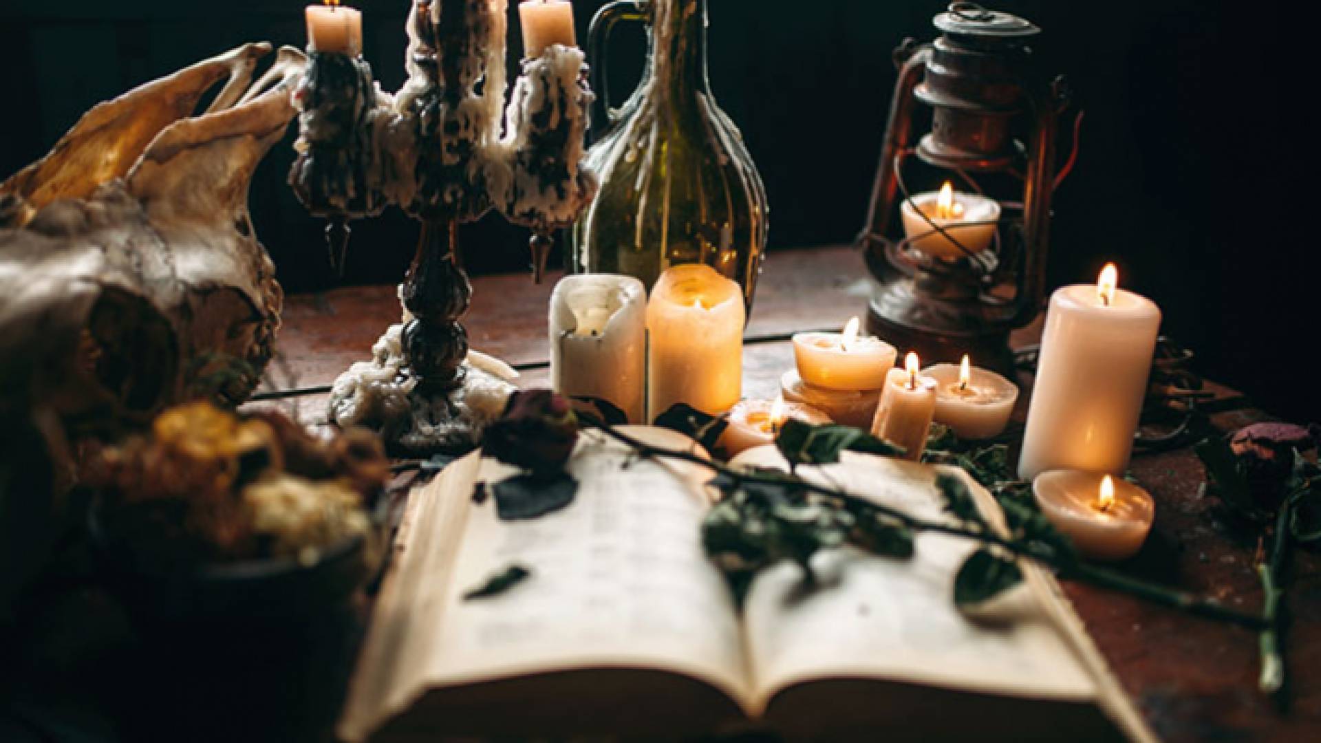 صورة توضيحية لطقوس غريبة تستخدم في السحر والشعوذة