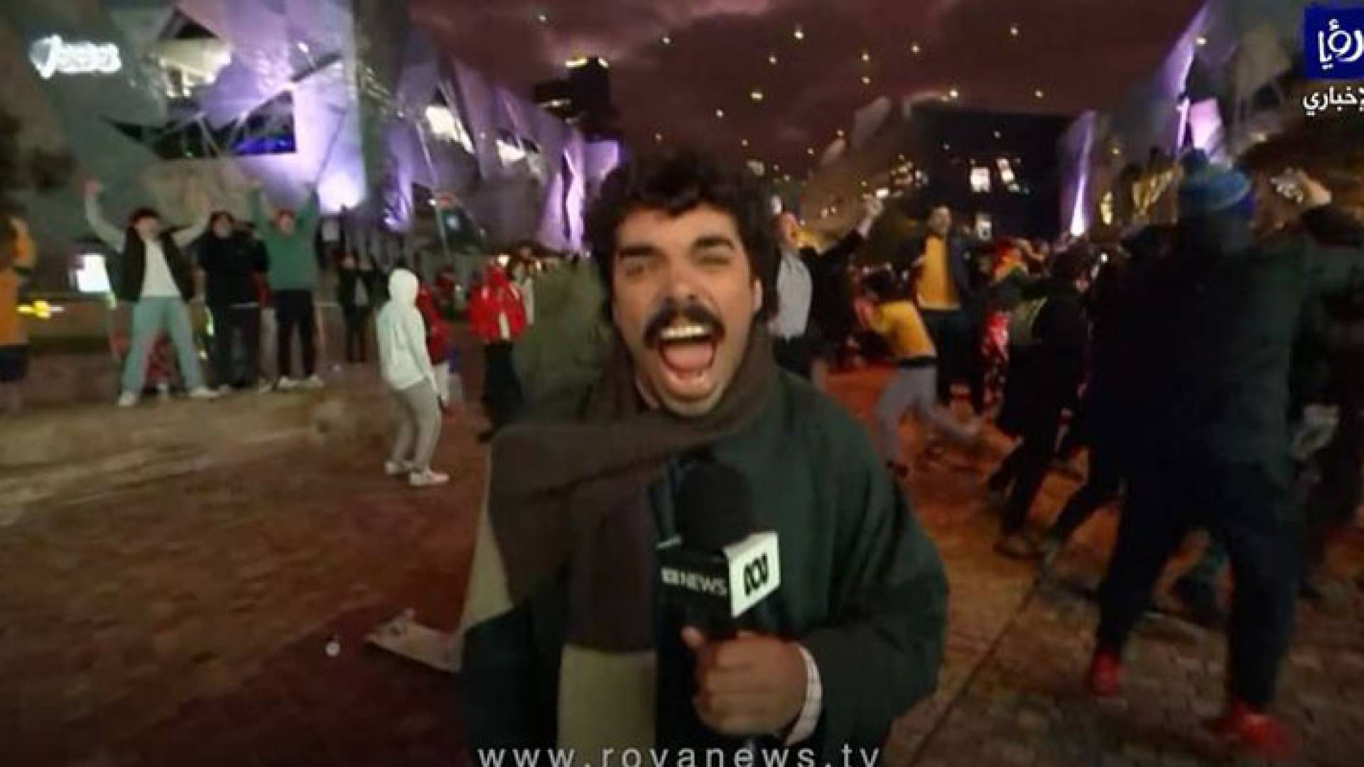 الصحفي الأسترالي في أثناء احتفاله بتأهل منتخب بلاده إلى كأس العالم في قطر