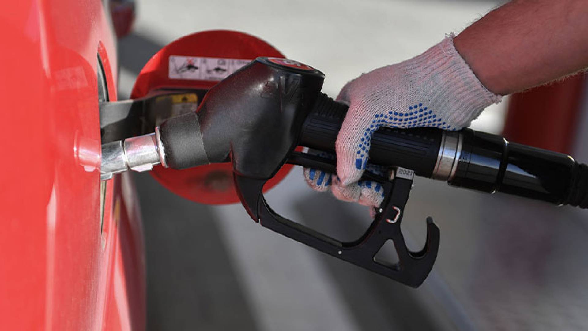 تعبئة مركبة بمادة البنزين