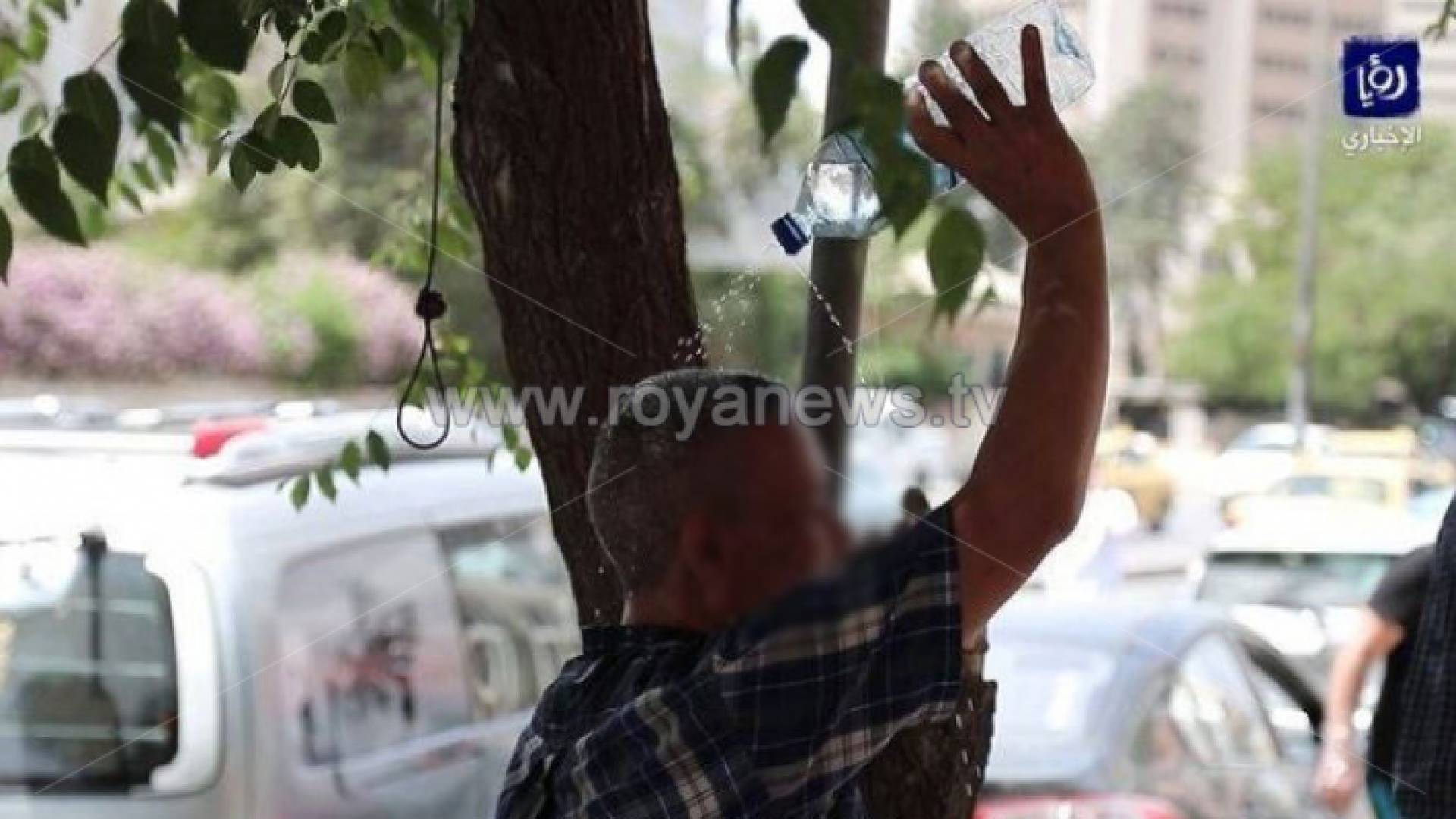 رجل يرش الماء على رأسه