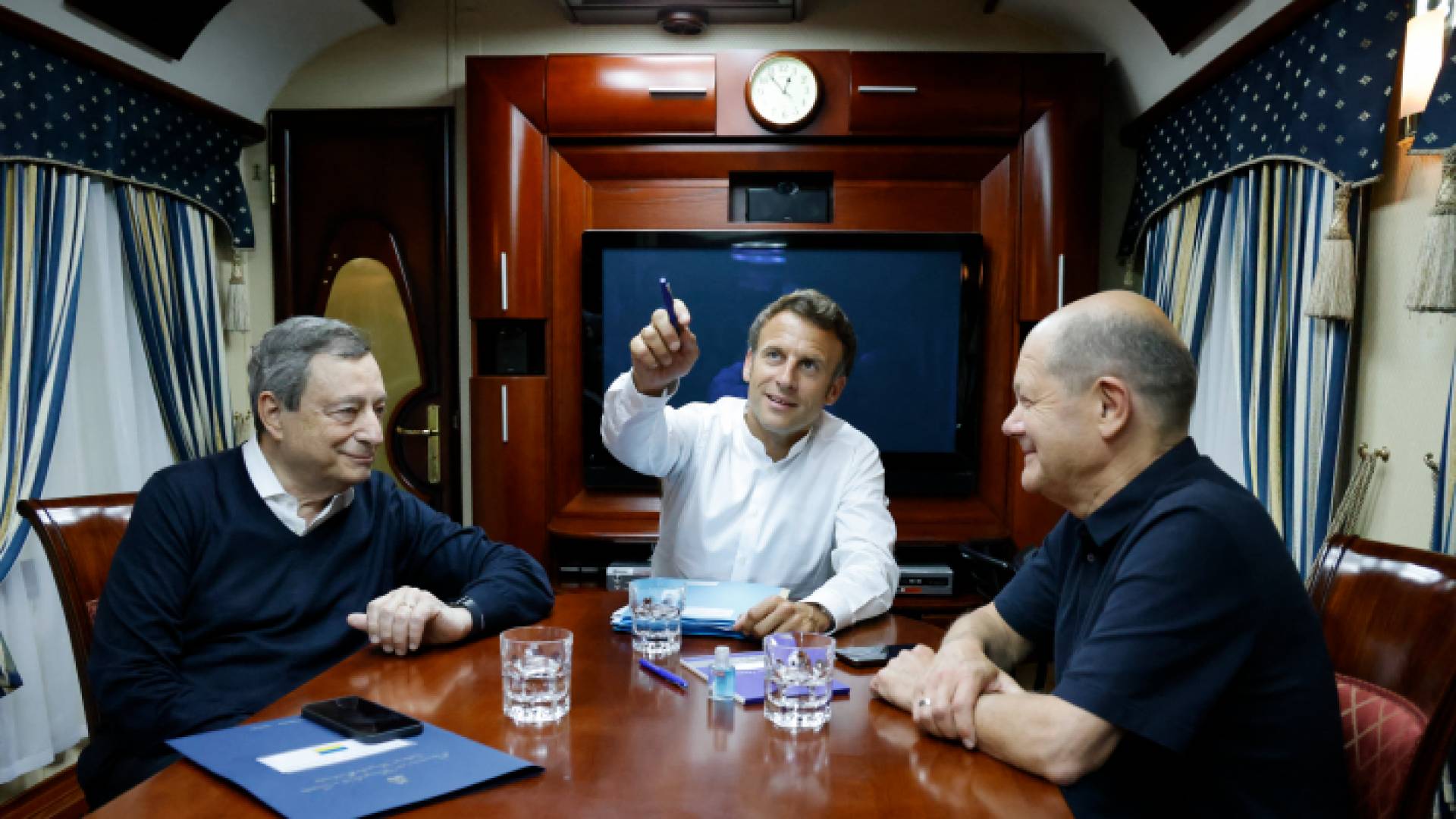 الرئيس الفرنسي إيمانويل ماكرون والمستشار الألماني أولاف شولتز ورئيس الحكومة الإيطالي ماريو دراجي