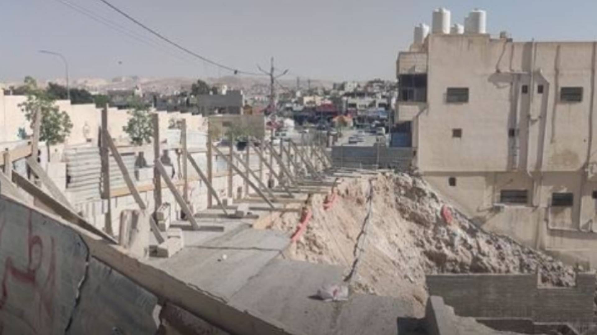 صورة من موقع الانهيار