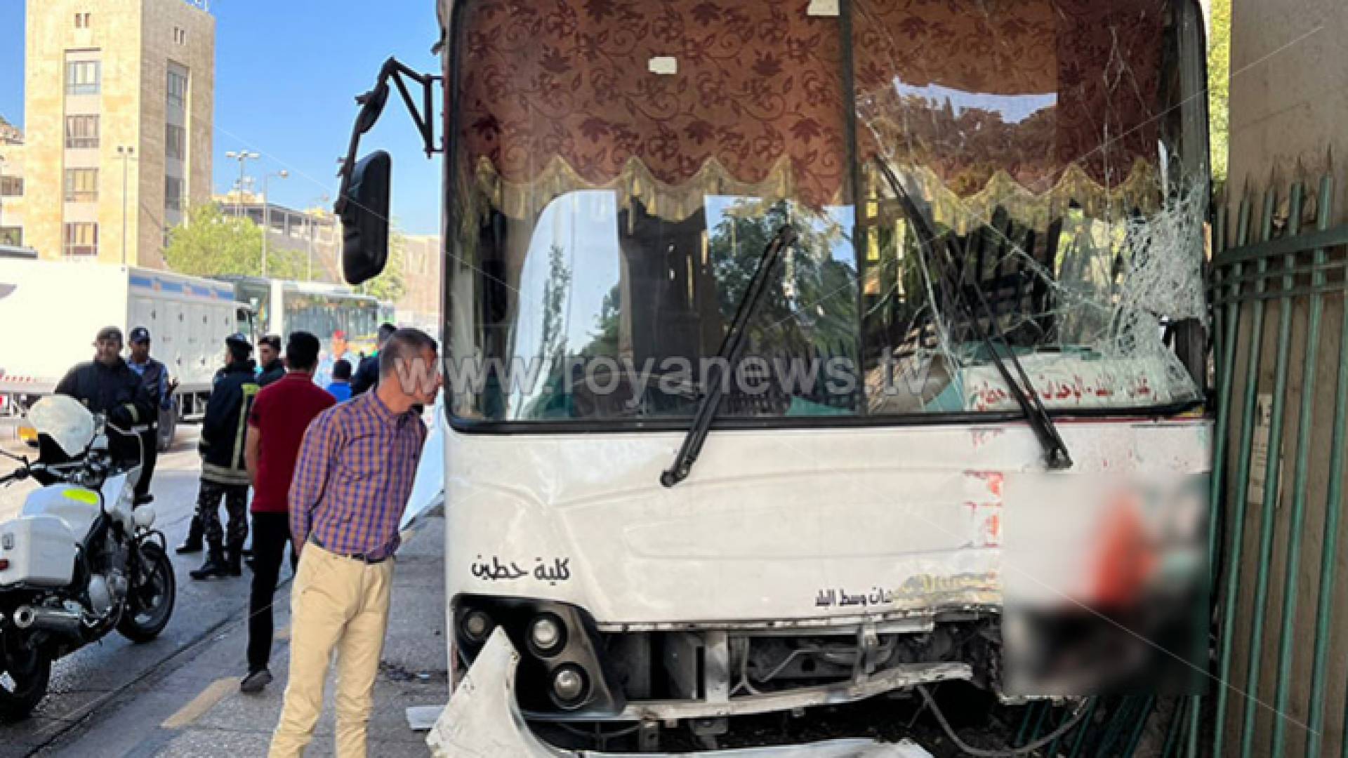 الحافلة مستقر اسفل جسر الدخان