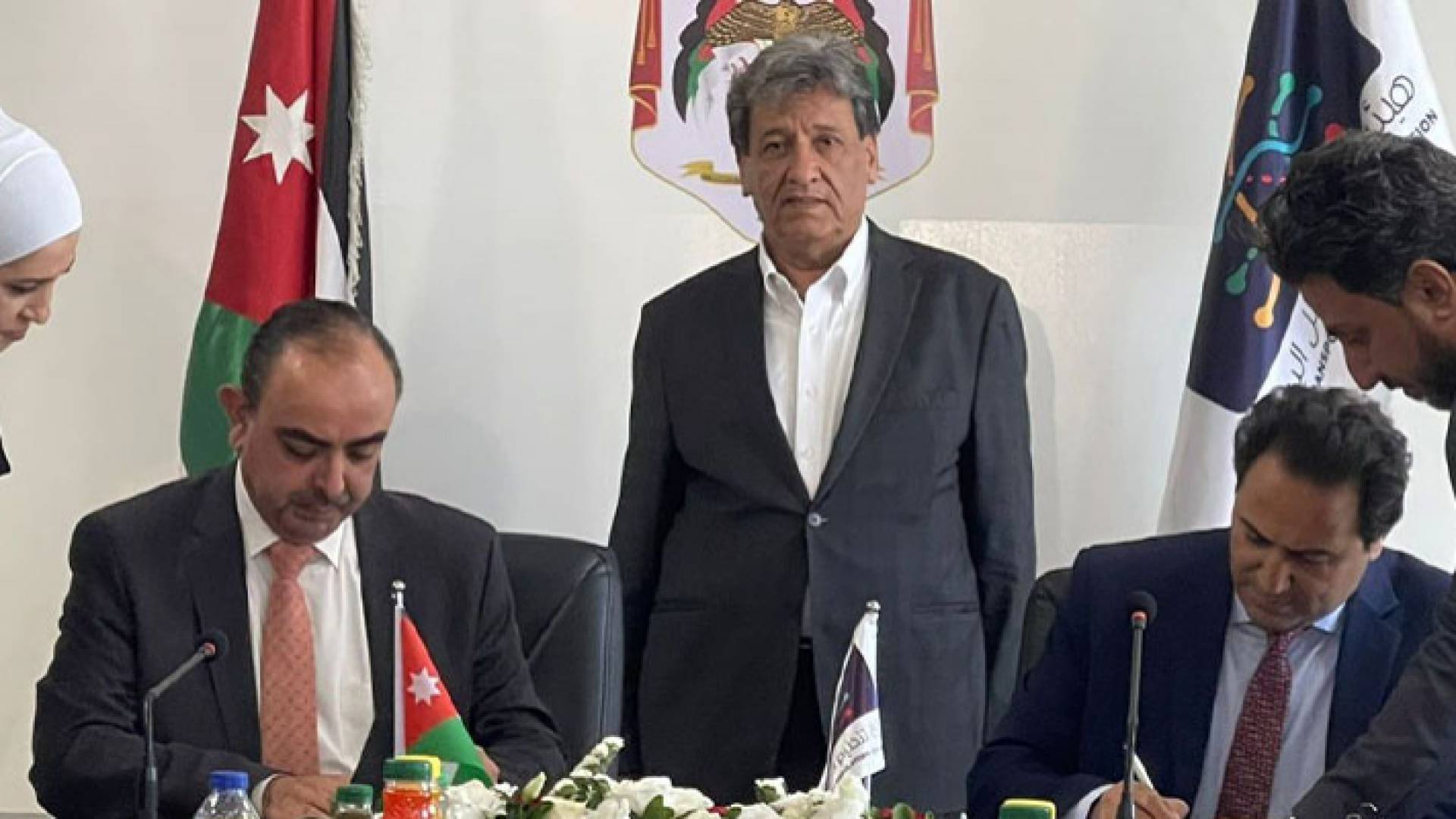 جانب من توقيع الاتفاقية بحضور وزير النقل وجيه عزايزة