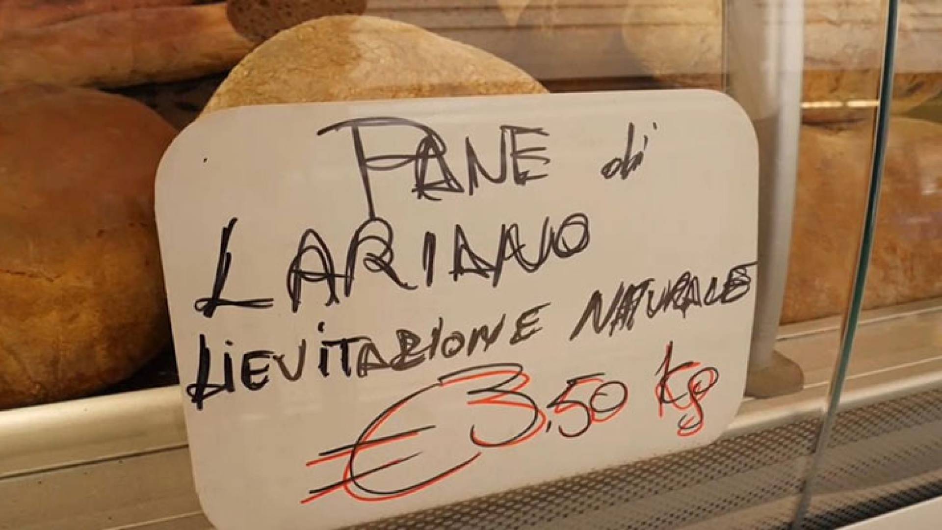 لوحة تظهر سعر منتج في إيطاليا