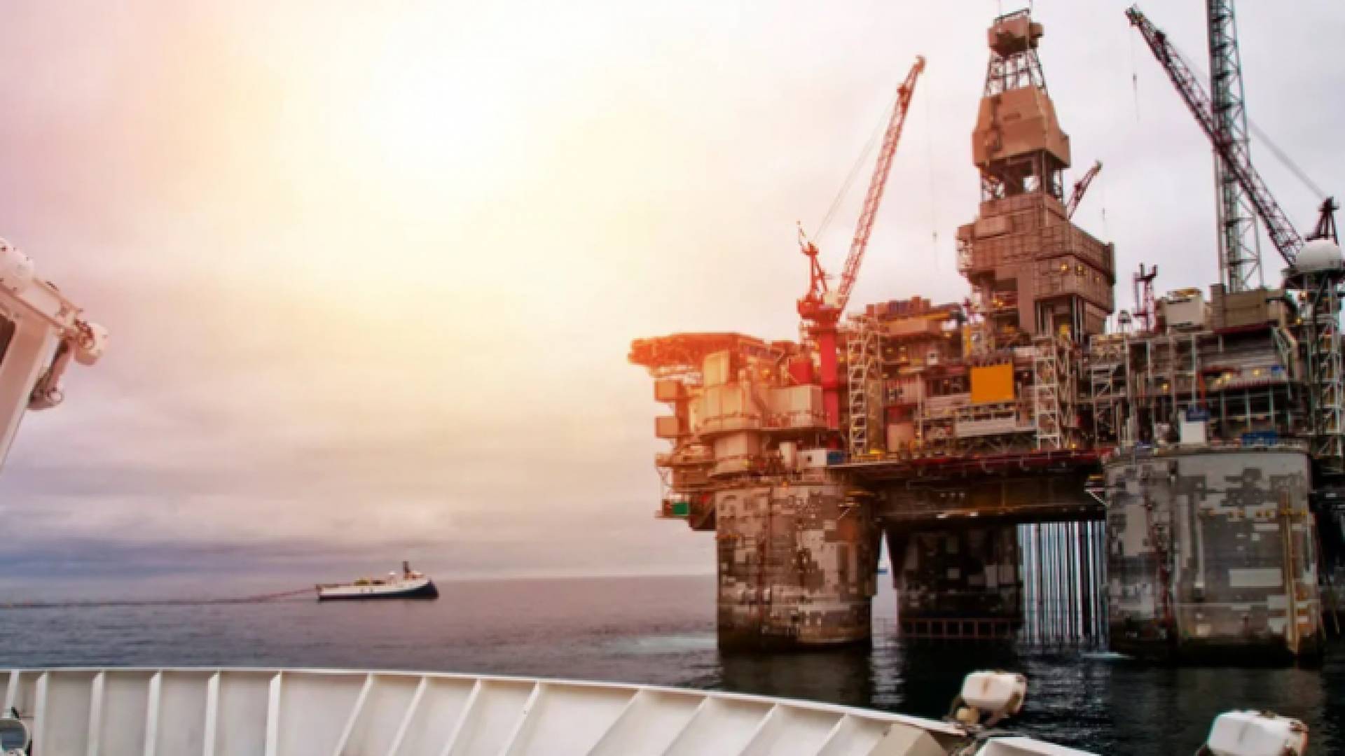 صورة توضيحية لمنصة نفط بحرية