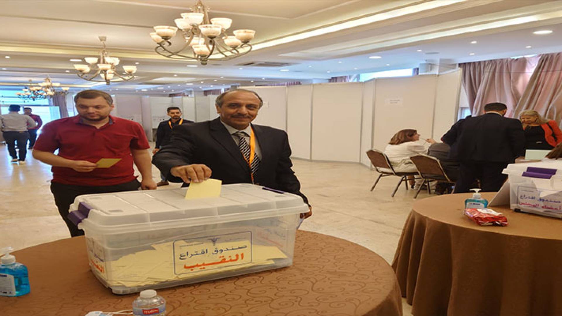 صورة من عملية الاقتراع في انتخابات مجلس نقابة الأطباء الأردنيين