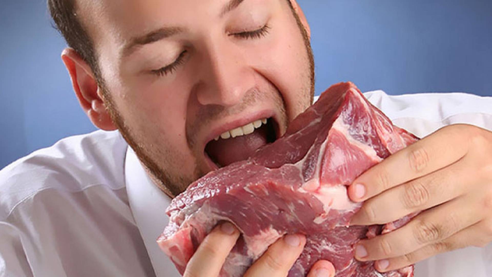 شخص يمسك قطعة لحم بيديه