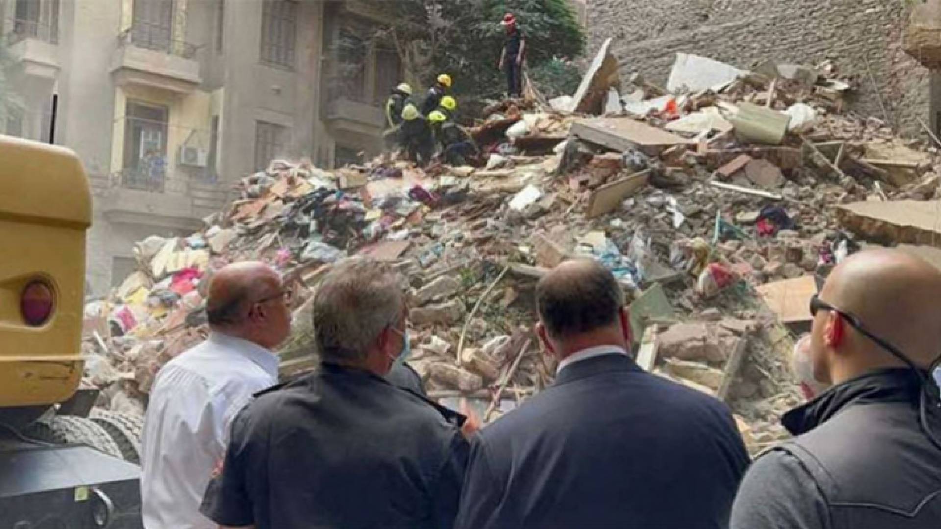 صورة من موقع انهيار مبنى سكني قديم في القاهرة راح ضحيته 6 أشخاص من أسرة واحدة