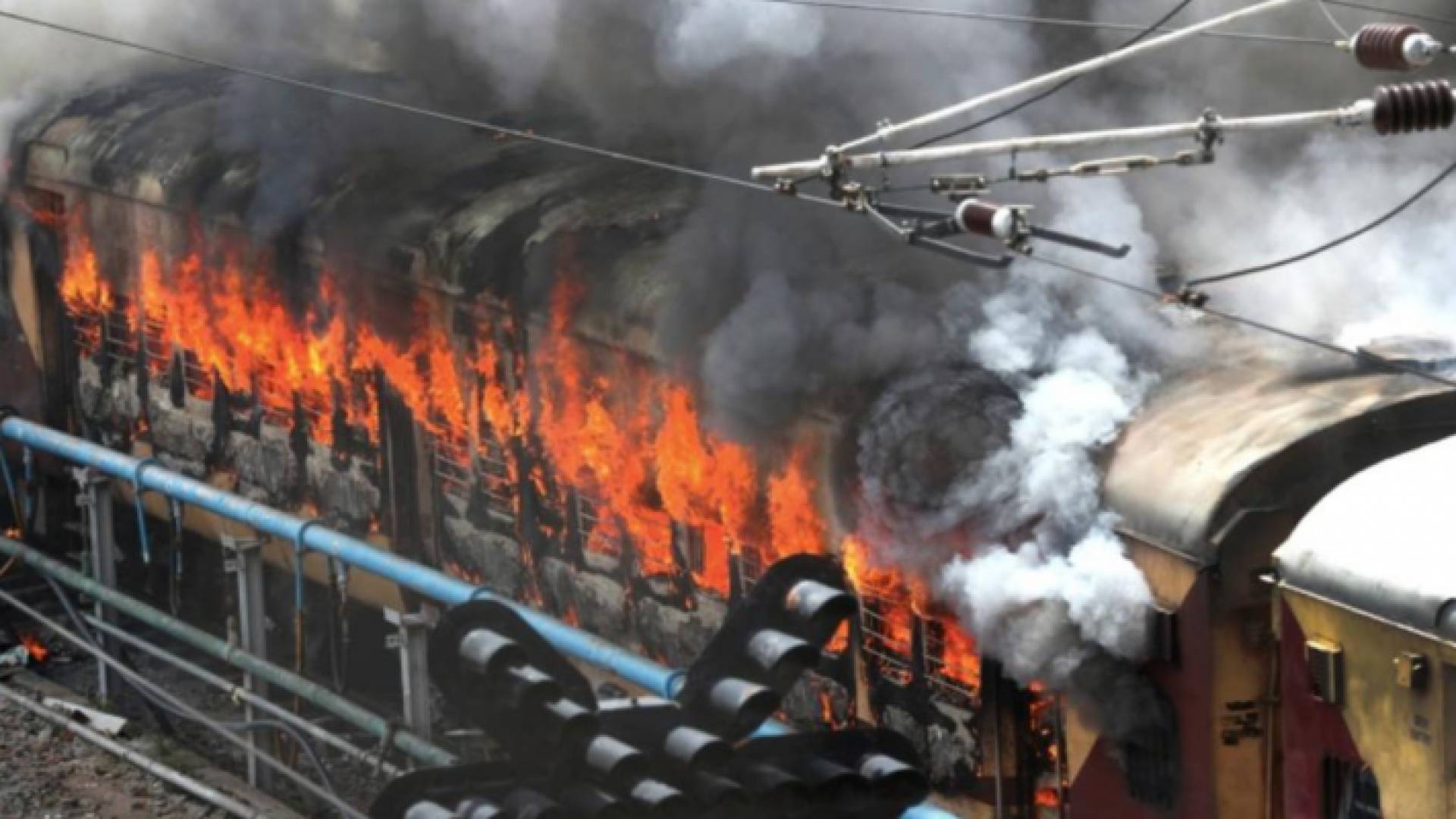 النيران تلتهم عربة قطار