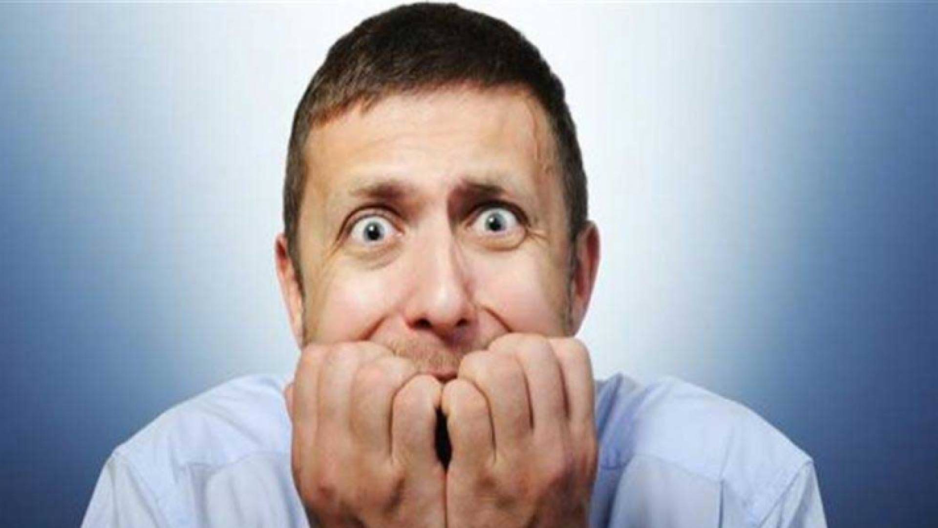 شخص يعاني من اضطراب نفسي