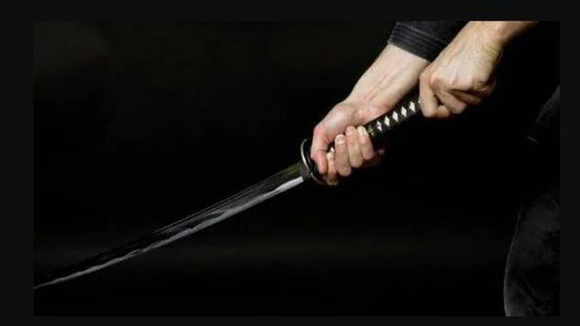 صورة ارشيفية لشخص يحمل سيف