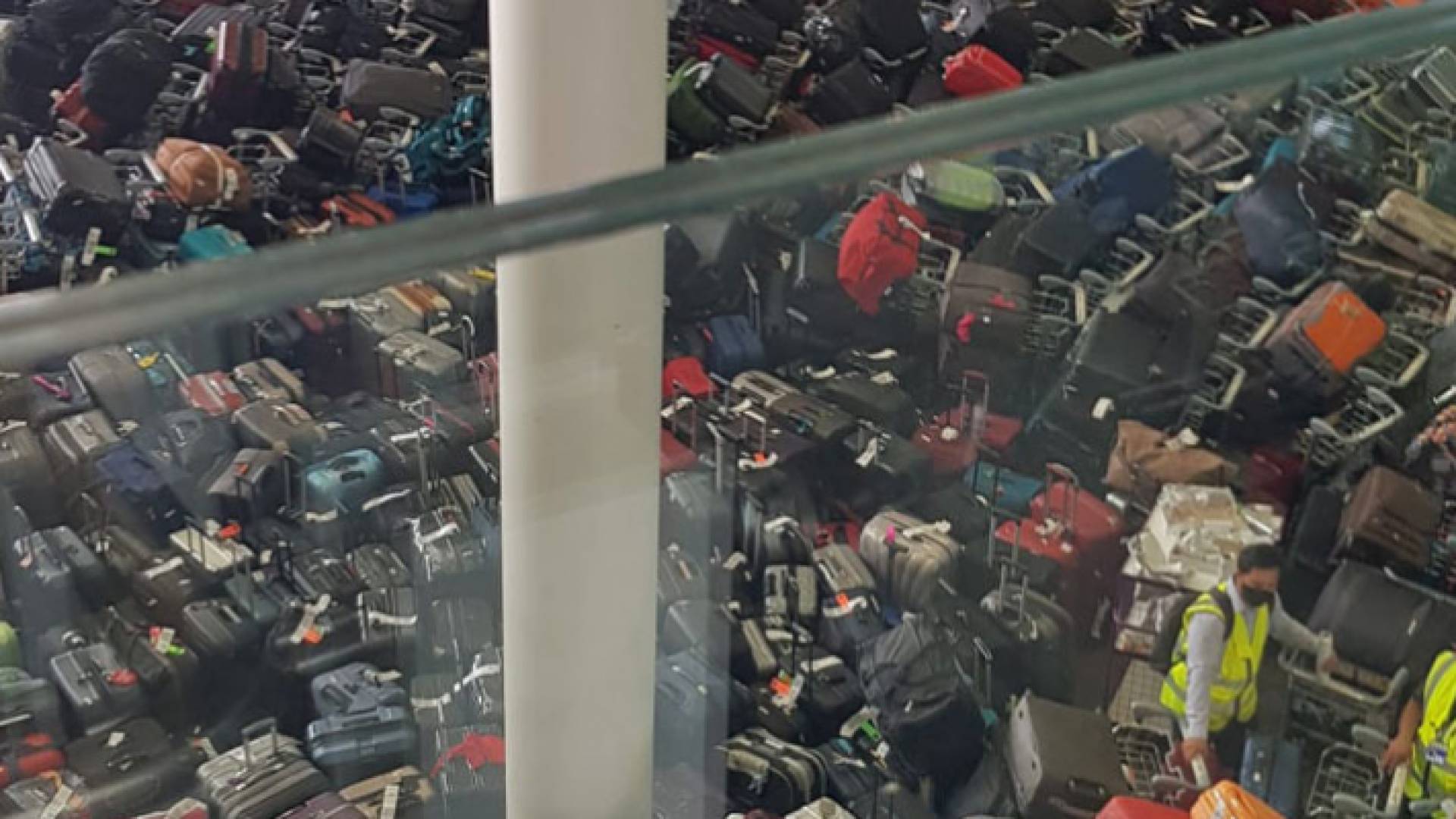 حقائب المسافرين عبر مطار هيثرو الدولي