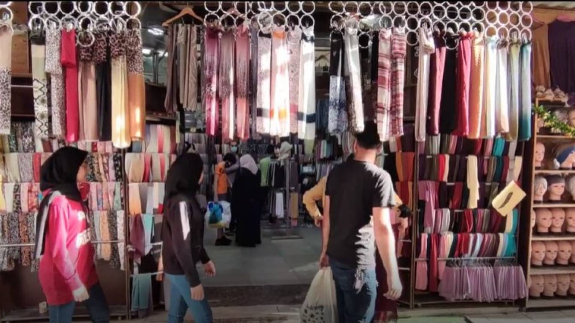 مواطنون يتجولون في أحد الأسواق