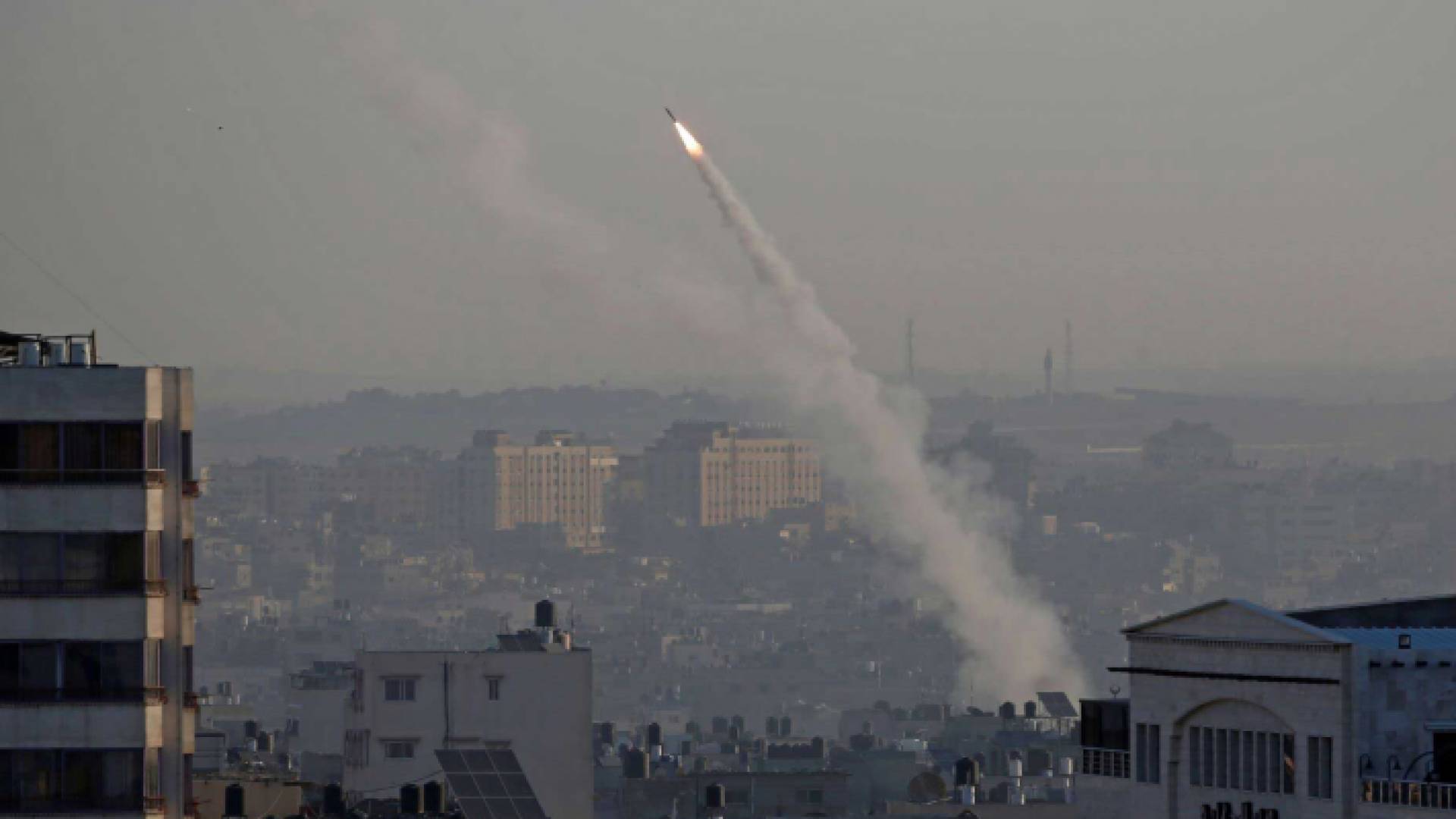 صورة أرشيفية لقذيفة أطلقها فلسطينيون من قطاع غزة