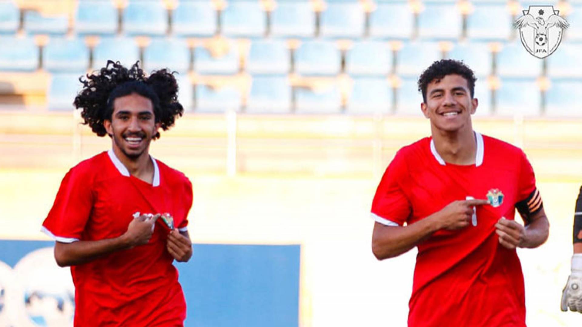 لاعبا المنتخب الوطني يحتفلان بعد تسجيل هدف