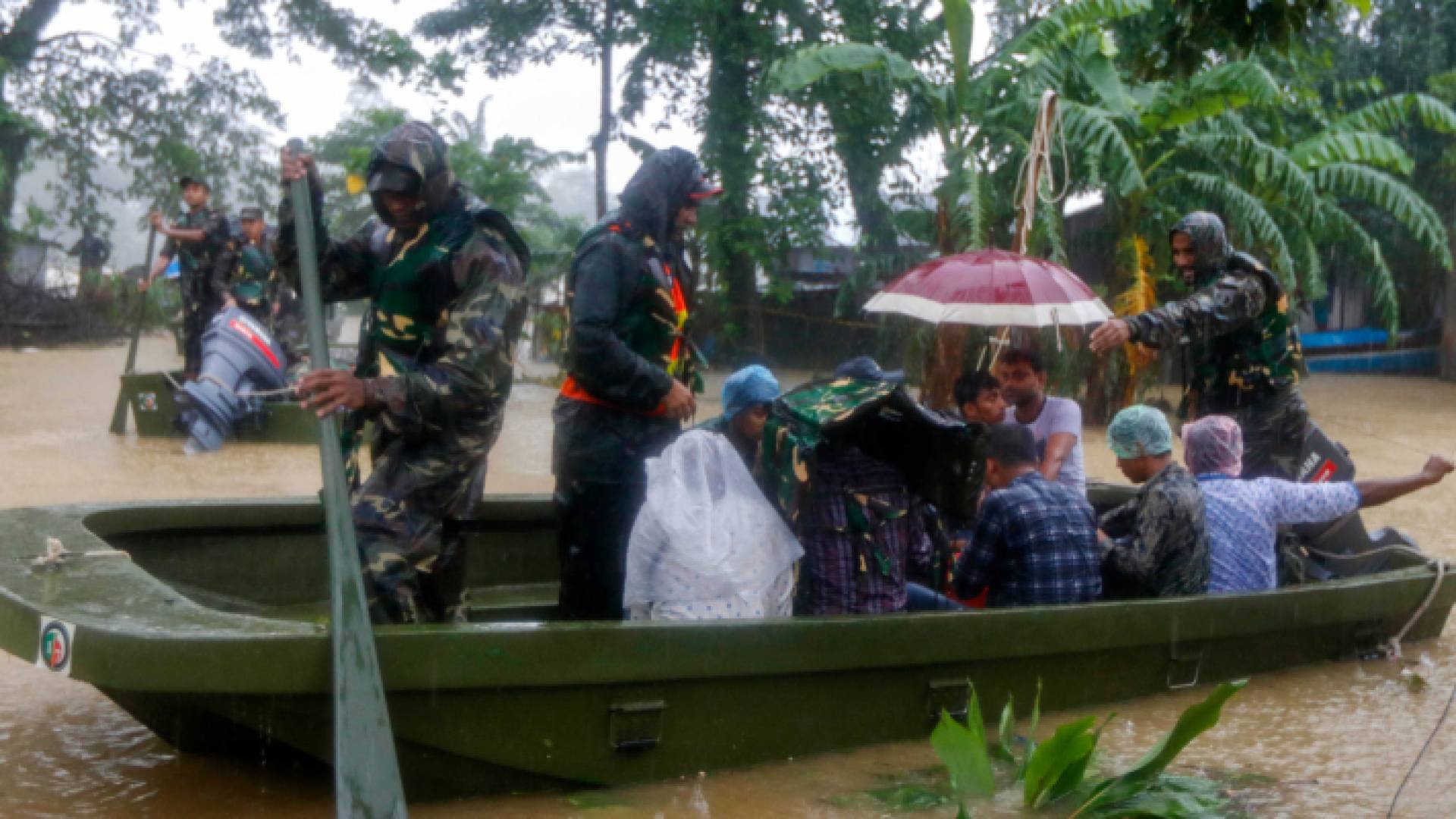 بنغلادشيون في قارب بعد الفيضانات التي شهدتها منطقتهم