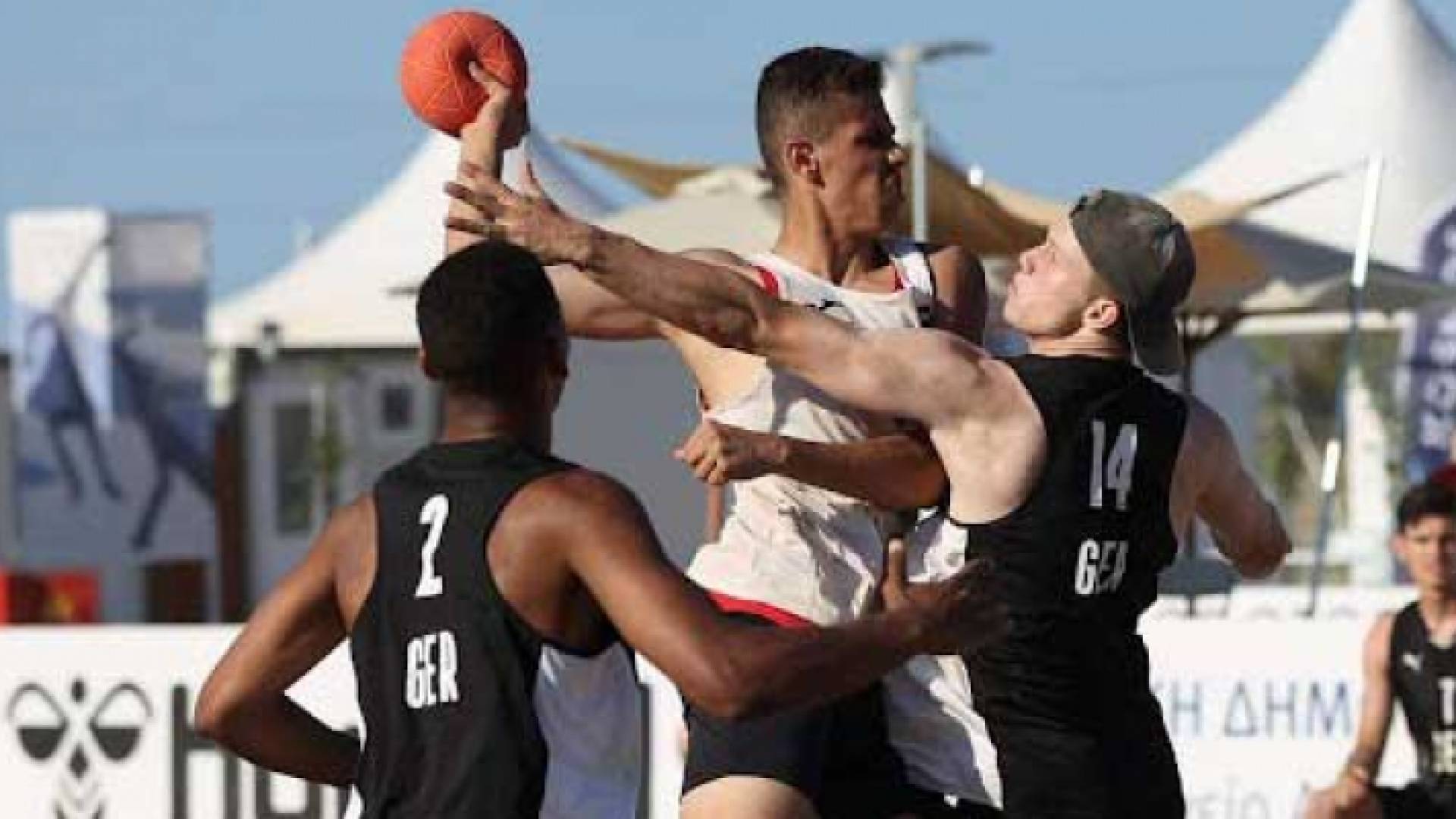 جانب من إحدى مباريات المنتخب الوطني لكرة اليد الشاطئية