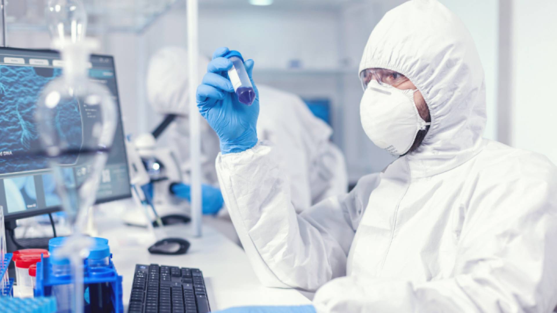 كوادر طبية في أحد المختبرات