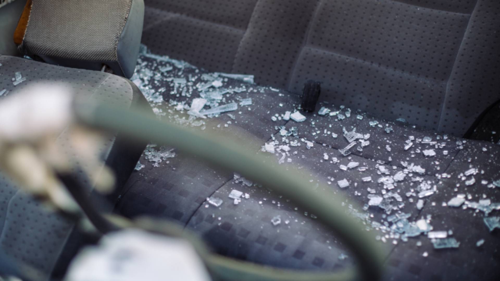 تحطم زجاج مركبة جراء حادث سير سابقا