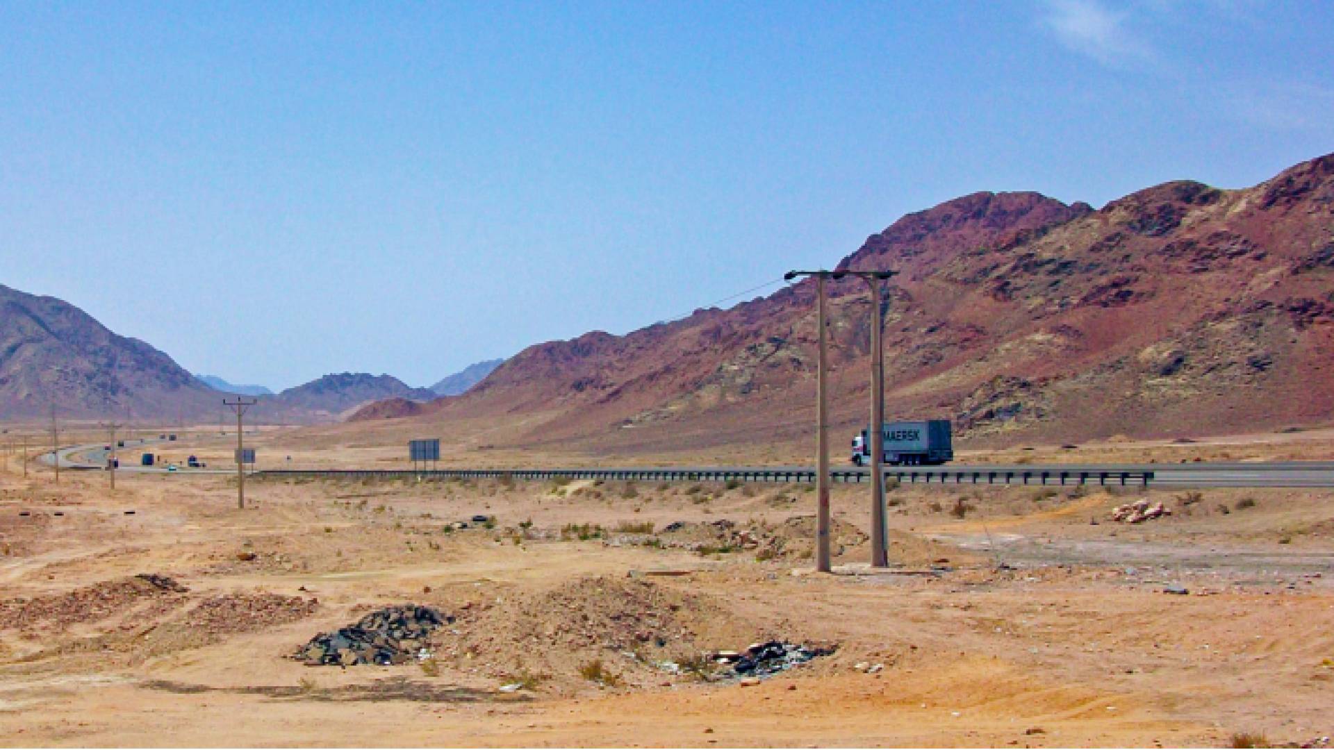 جانب من الطريق الصحرواي