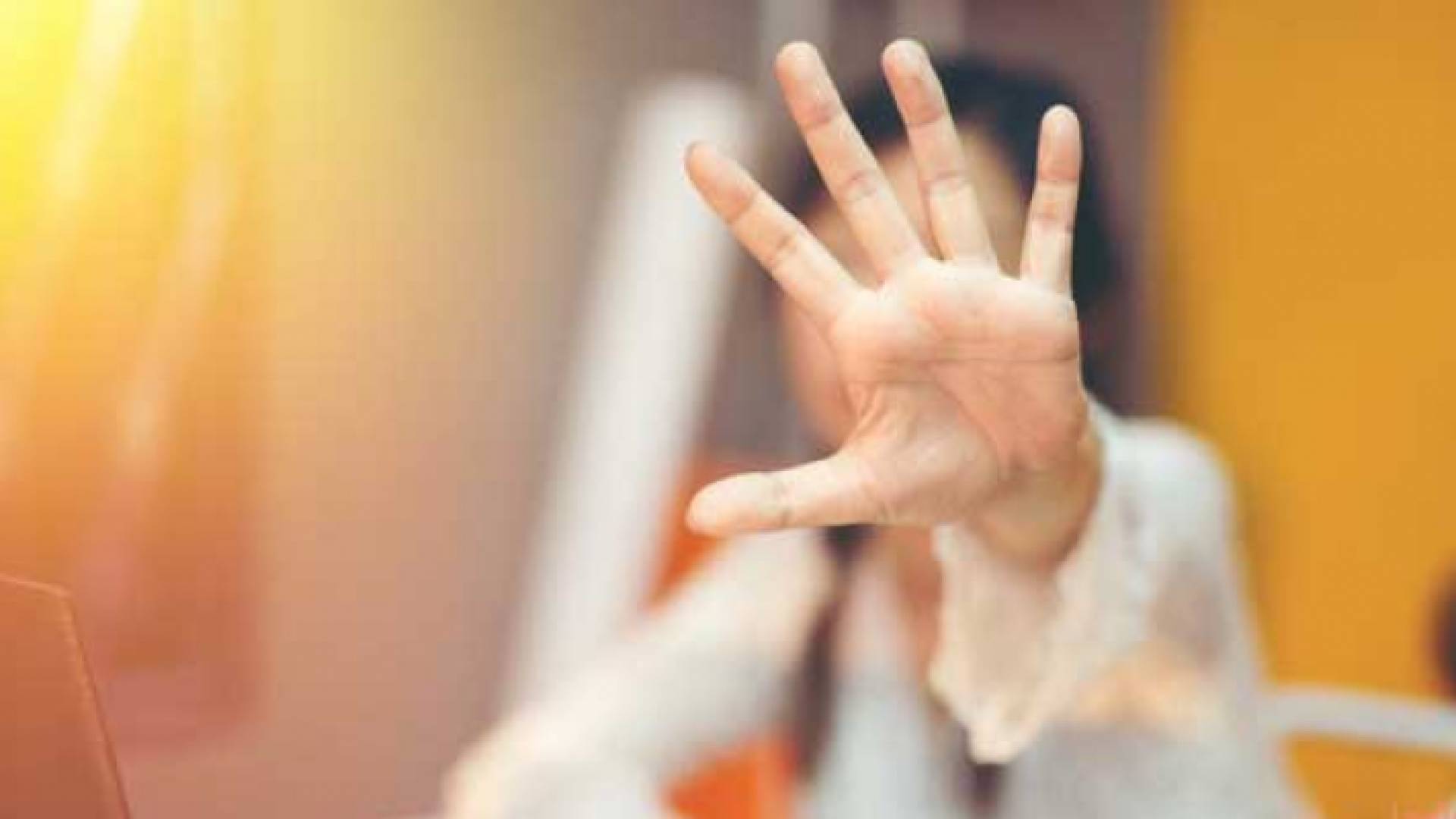 صورة تعبيرية لفتاة ترفع يدها