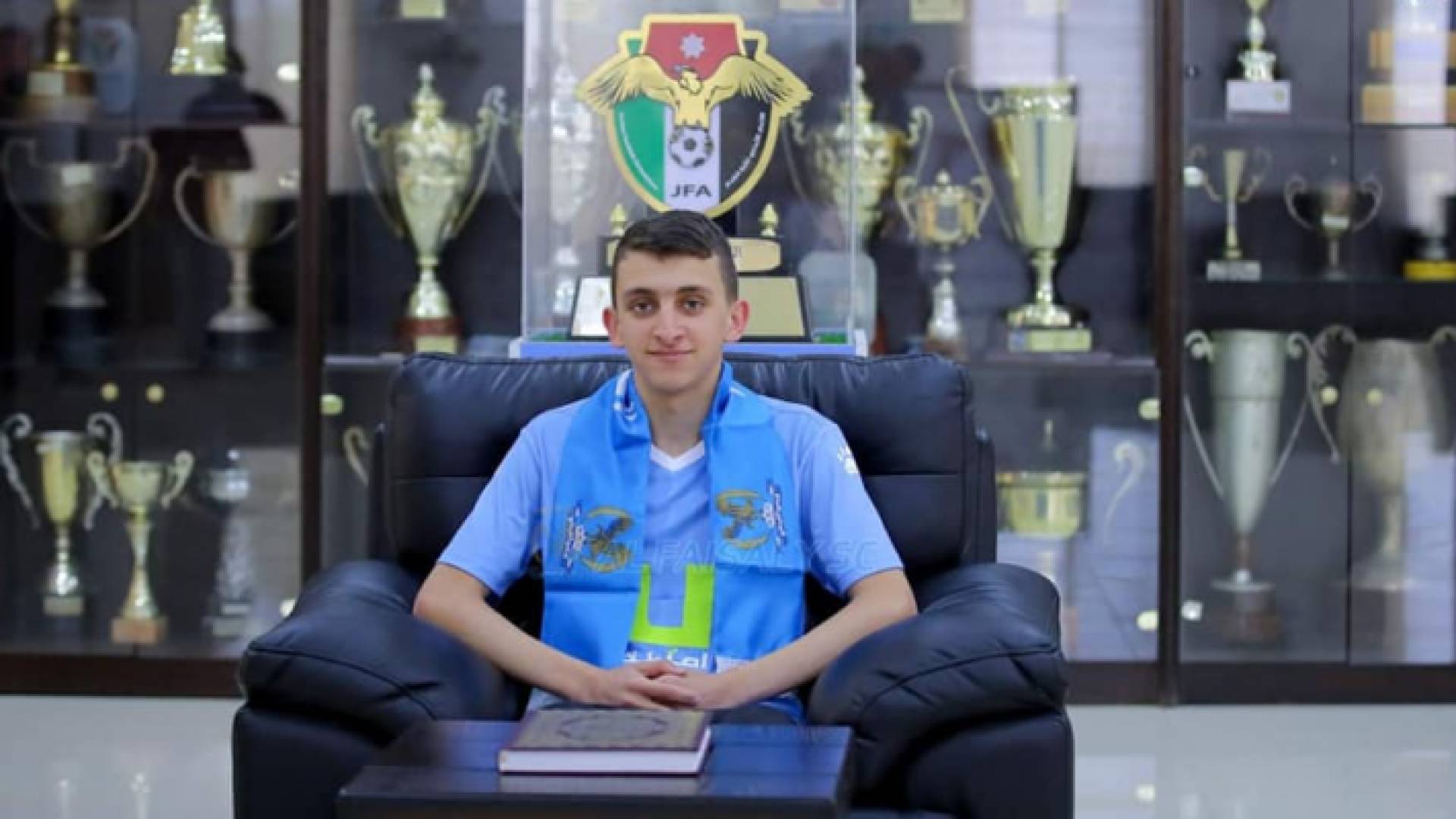 الفتى الشيخ محمد نوح العنانزة يرتدي قميص الفيصلي