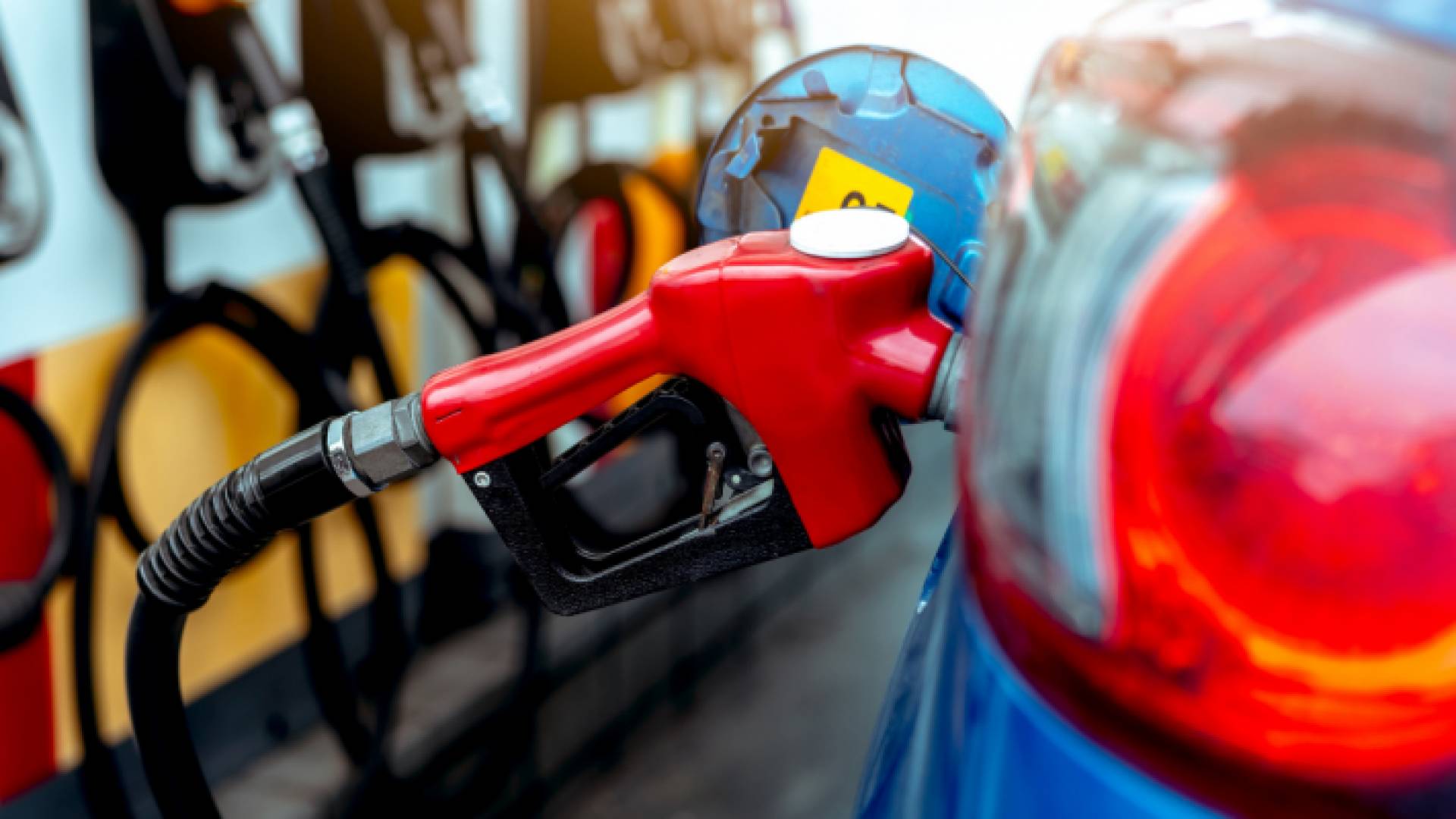 مركبة في محطة محروقات