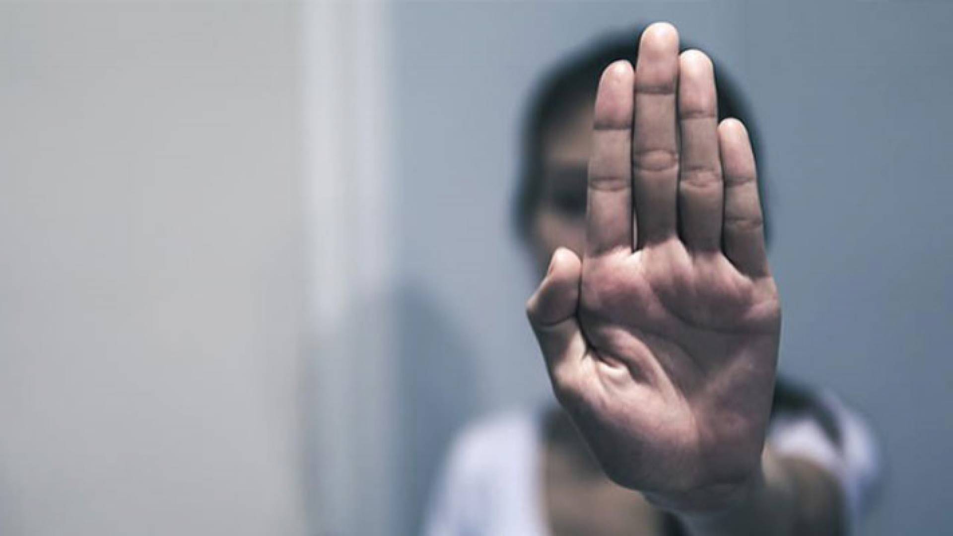 إشارة توضيحية لسيدة ترفض التحرش بها