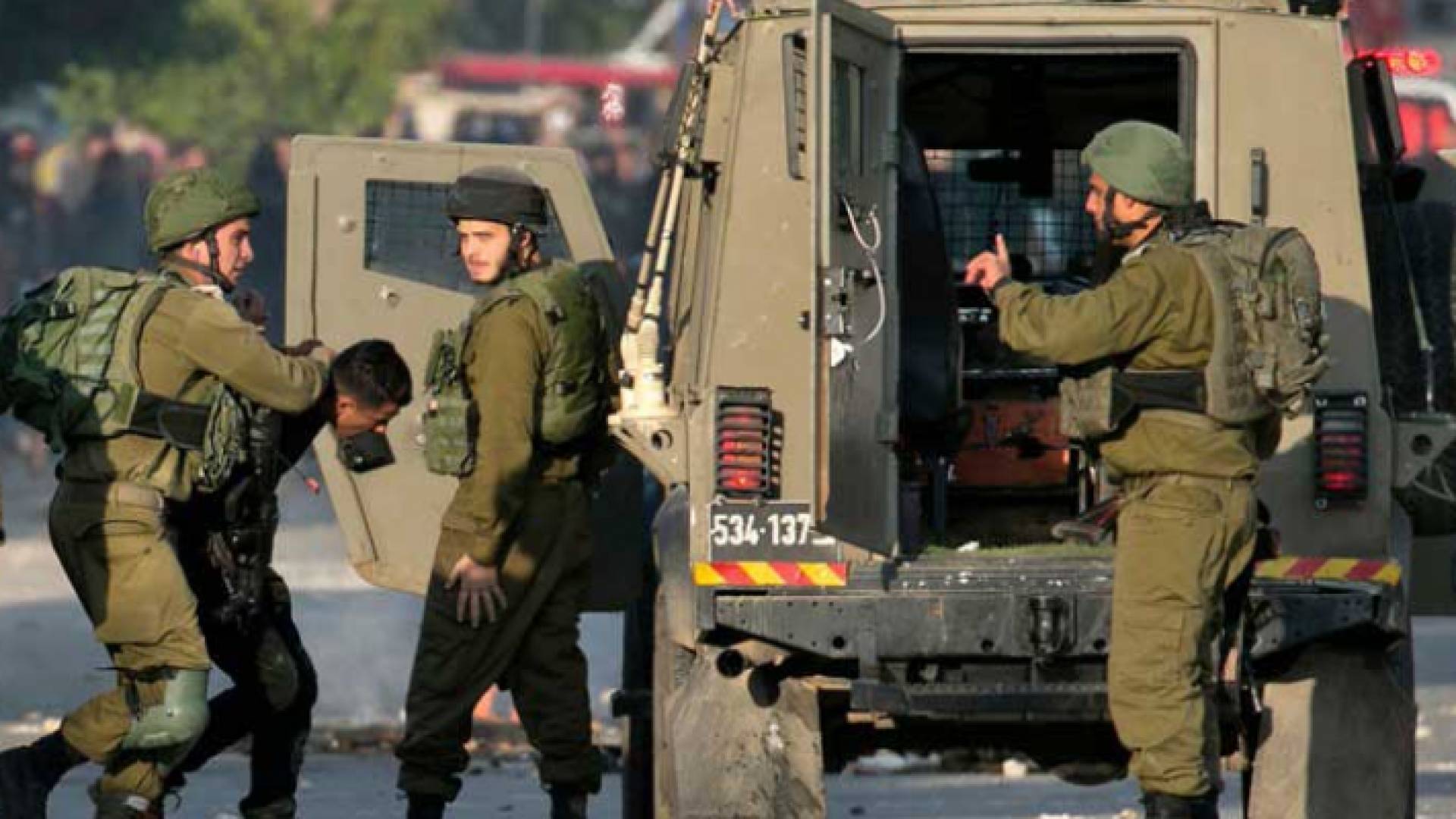 صورة أرشيفية لقوات الاحتلال تعتقل فلسطينيا