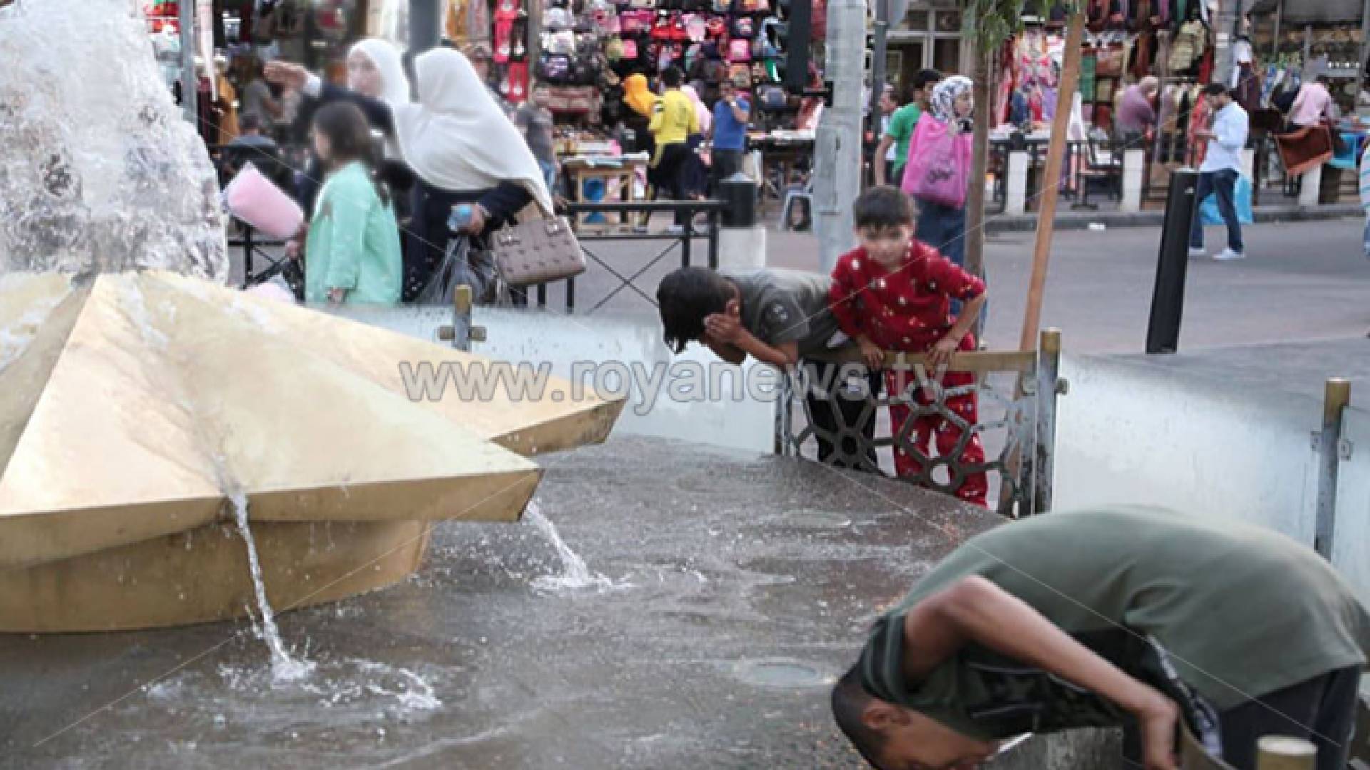 اطفال يلعبون بالماء - ارشيفية