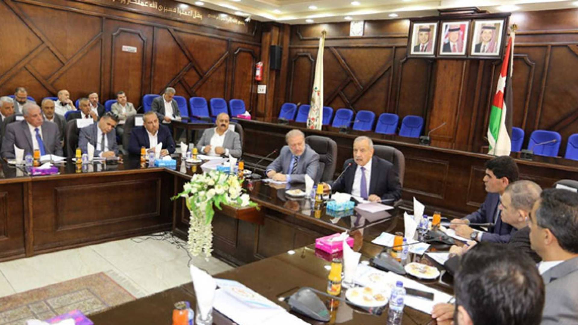 وزير الإدارة المحلية توفيق كريشان في زيارته إلى بلدية إربد