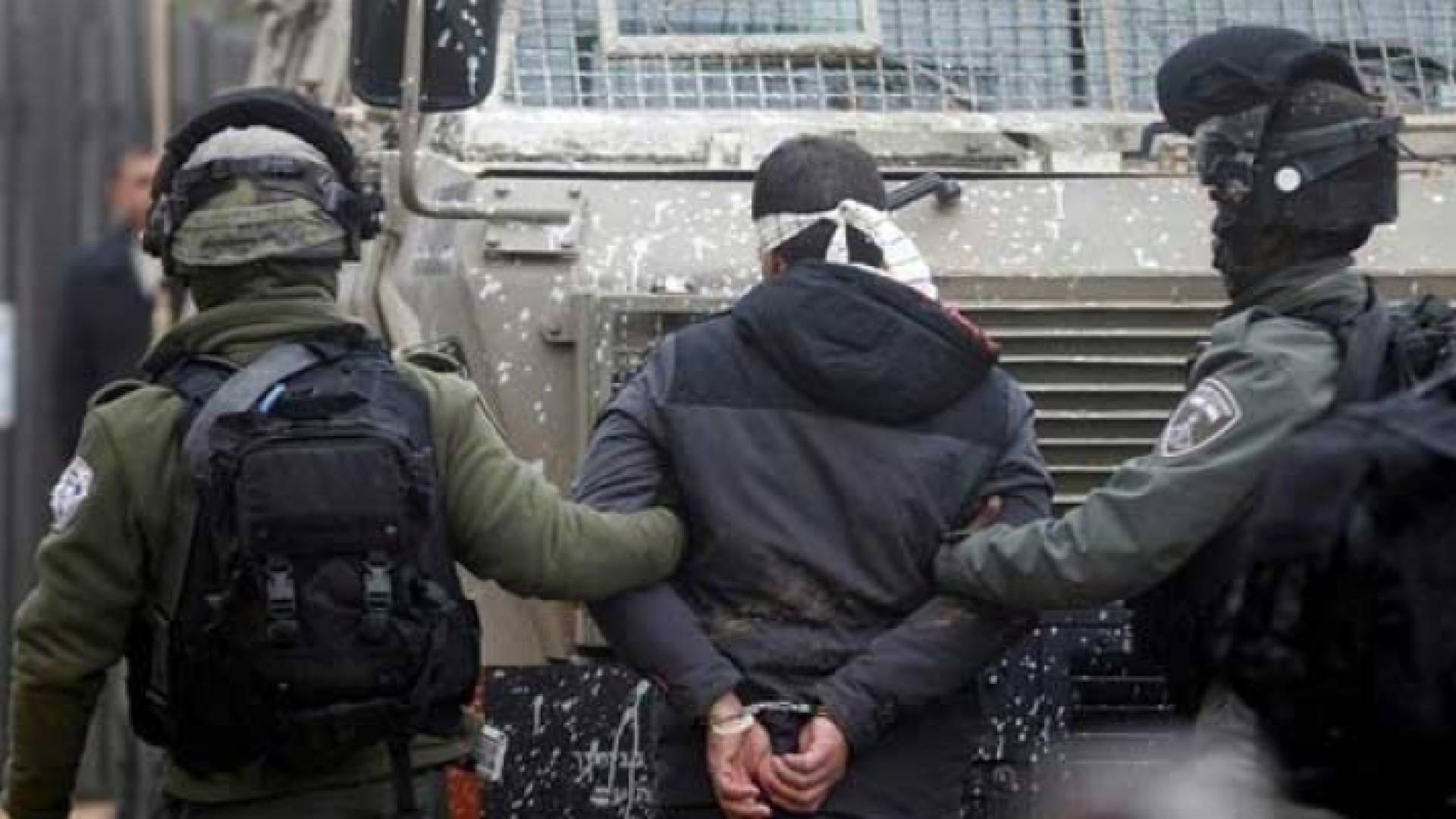 صورة أرشيفية لقوات الاحتلال أثناء اعتقال فلسطيني