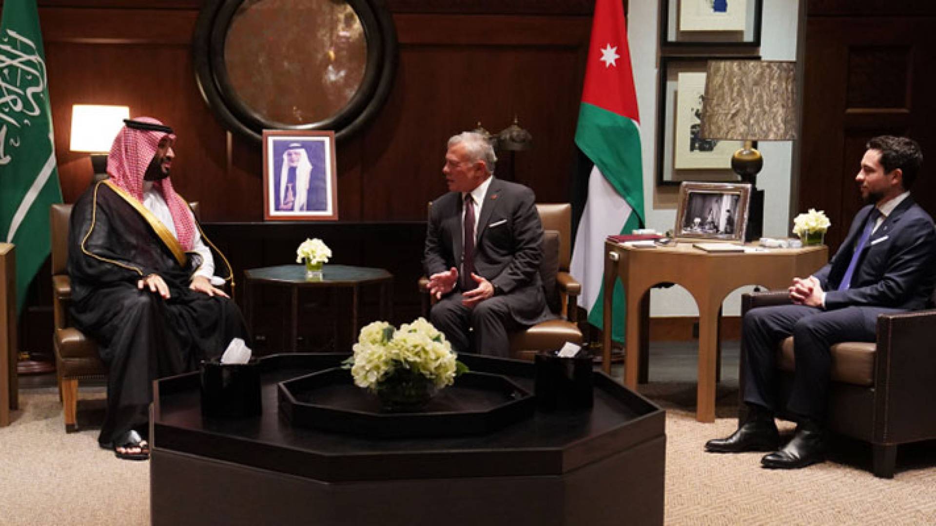 الملك يعقد مباحثات مع ولي العهد السعودي في قصر الحسينية