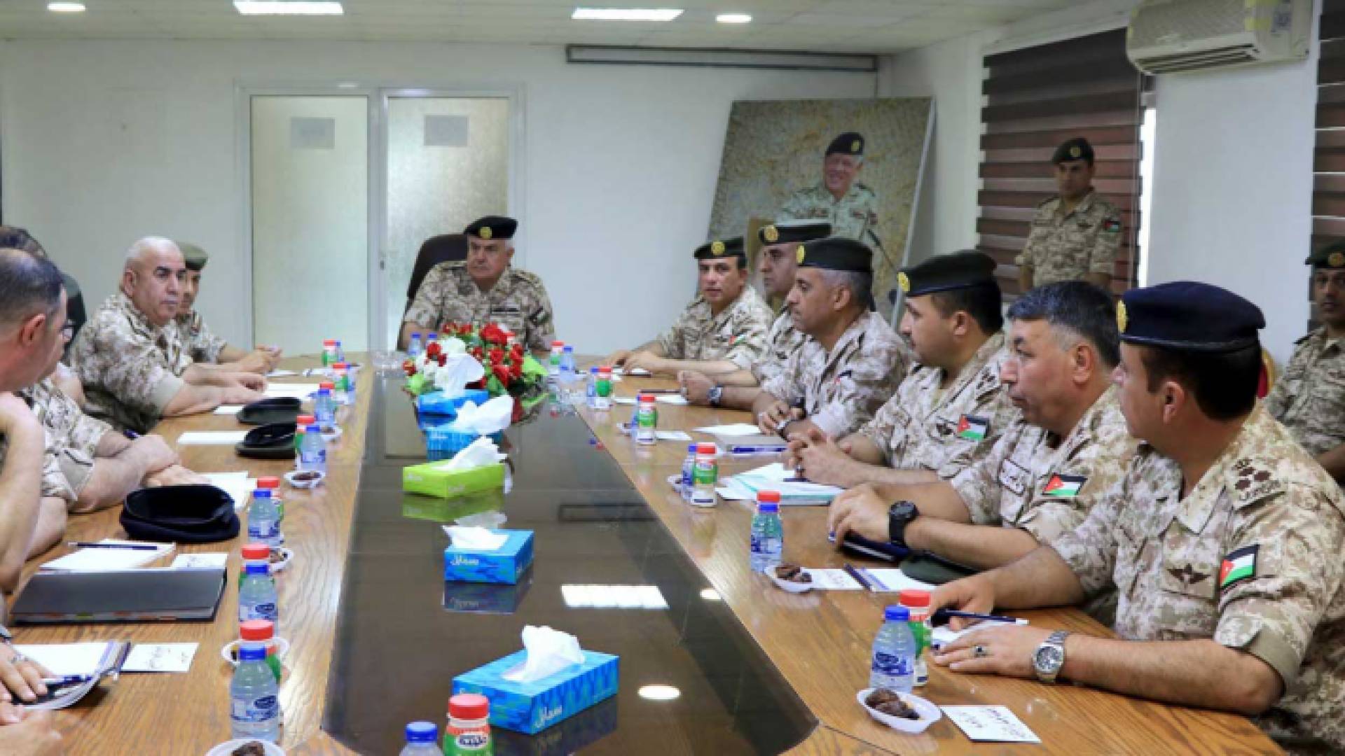 الحنيطي خلال زيارته قيادة المنطقة العسكرية الشرقية