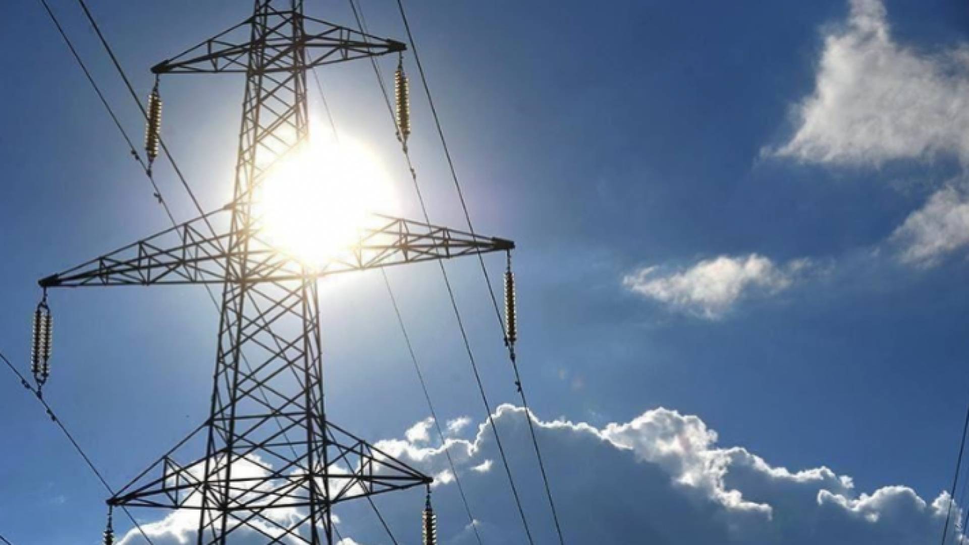 صورة توضيحية لعمود كهرباء بخط ضغط عالٍ