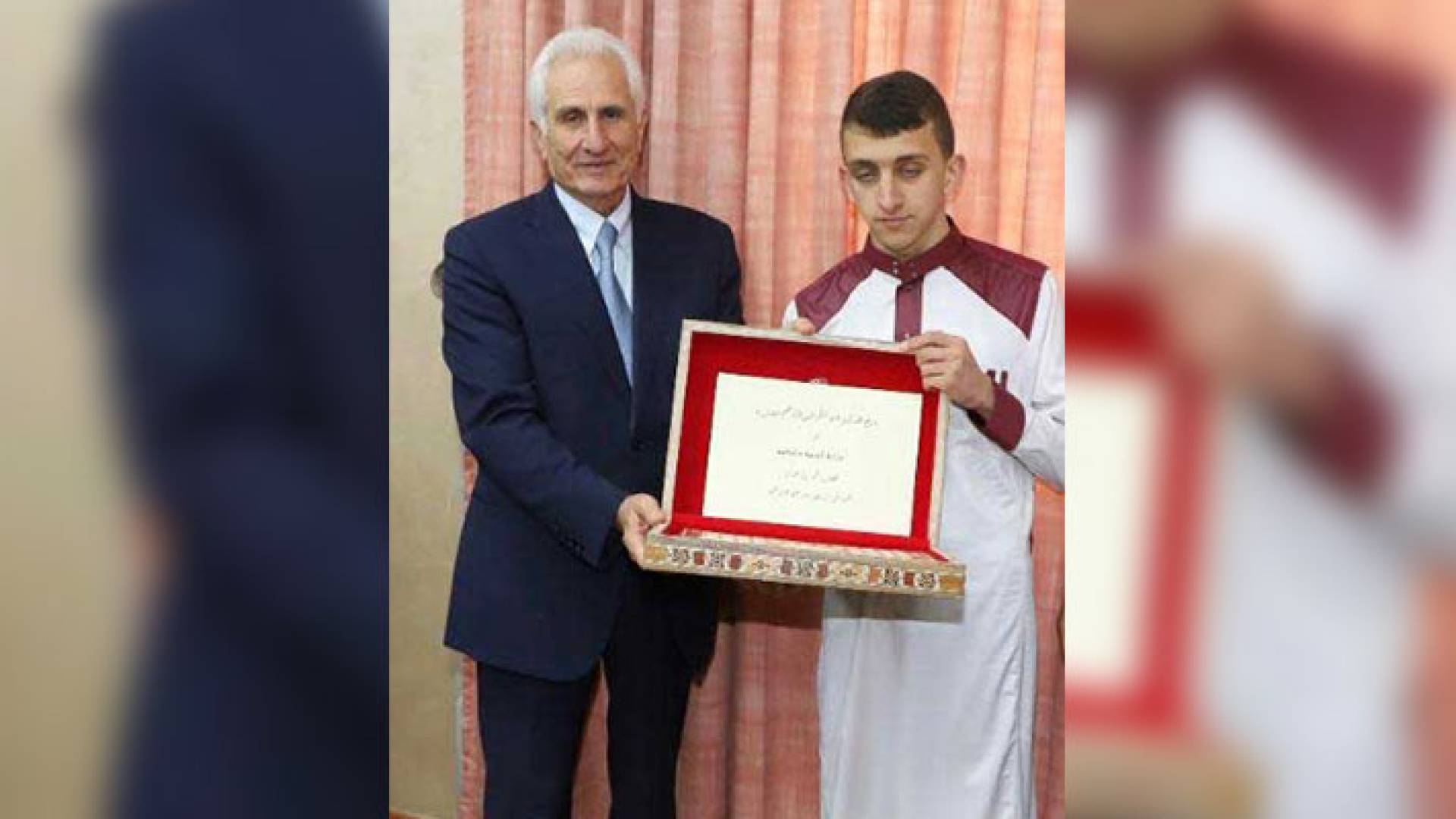 وزير التربية والتعليم الدكتور وجيه عويس في تكريمه للطالب محمد العنانزة