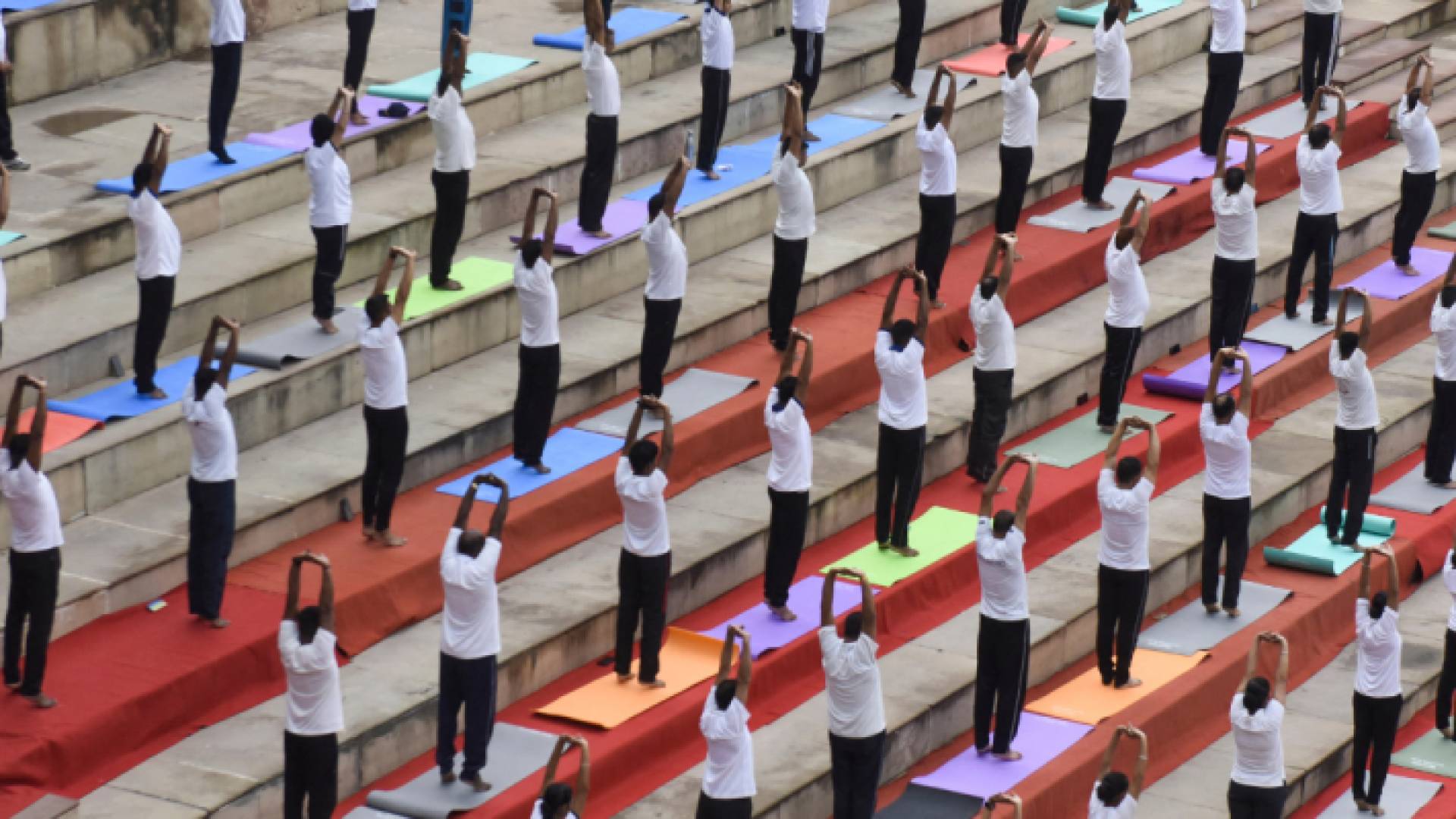 يشارك جنود وطلاب قوة أمن الحدود الهندية في جلسة يوغا جماعية في نقطة الحدود الهندية الباكستانية في واجاه