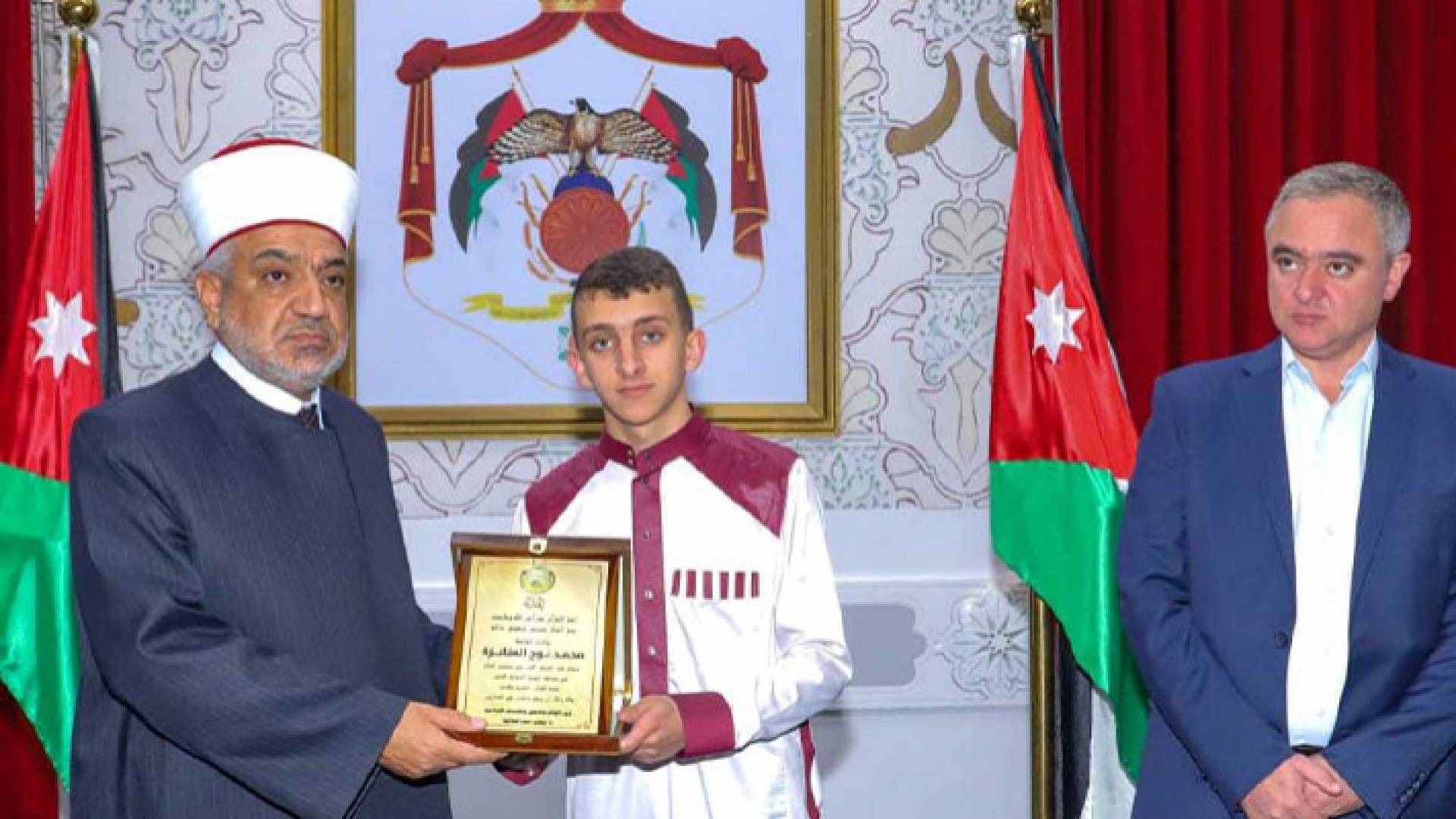 وزيرا الأوقاف والشباب يكرمان الحافظ لكتاب الله محمد العنانزة