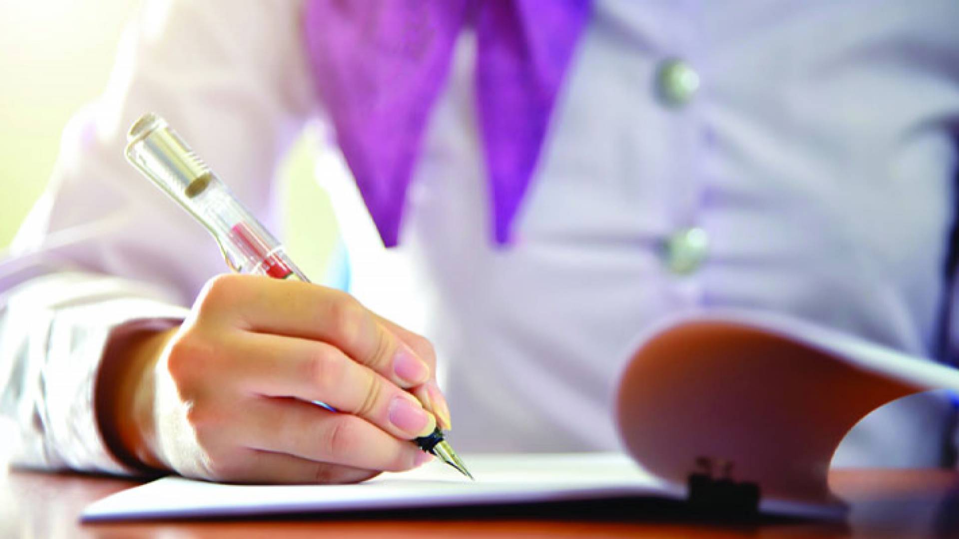 طالبة تقدم امتحانا